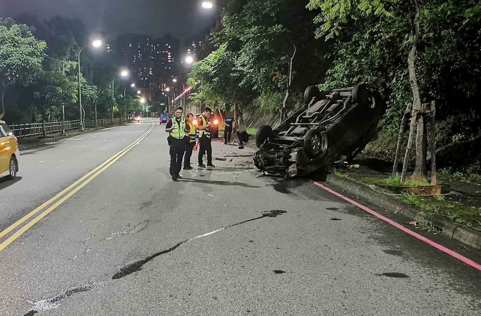 警方獲報趕至事故現場,竟發現車內空無一人,原來是肇事少年無照駕駛不知如何處理,才棄車逃逸。(翻攝畫面)