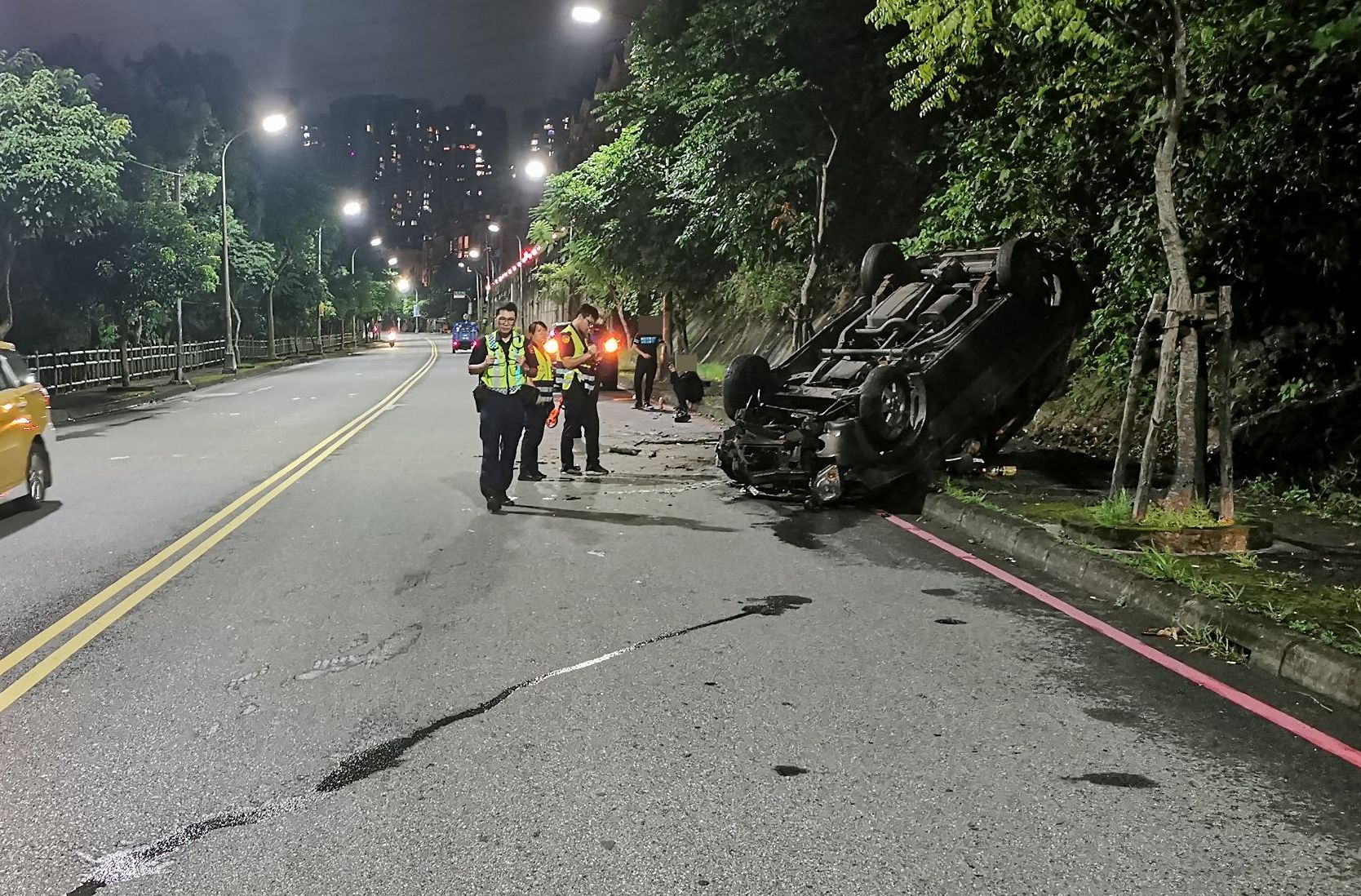 警方獲報趕至事故現場，竟發現車內空無一人，原來是肇事少年無照駕駛不知如何處理，才棄車逃逸。（翻攝畫面）