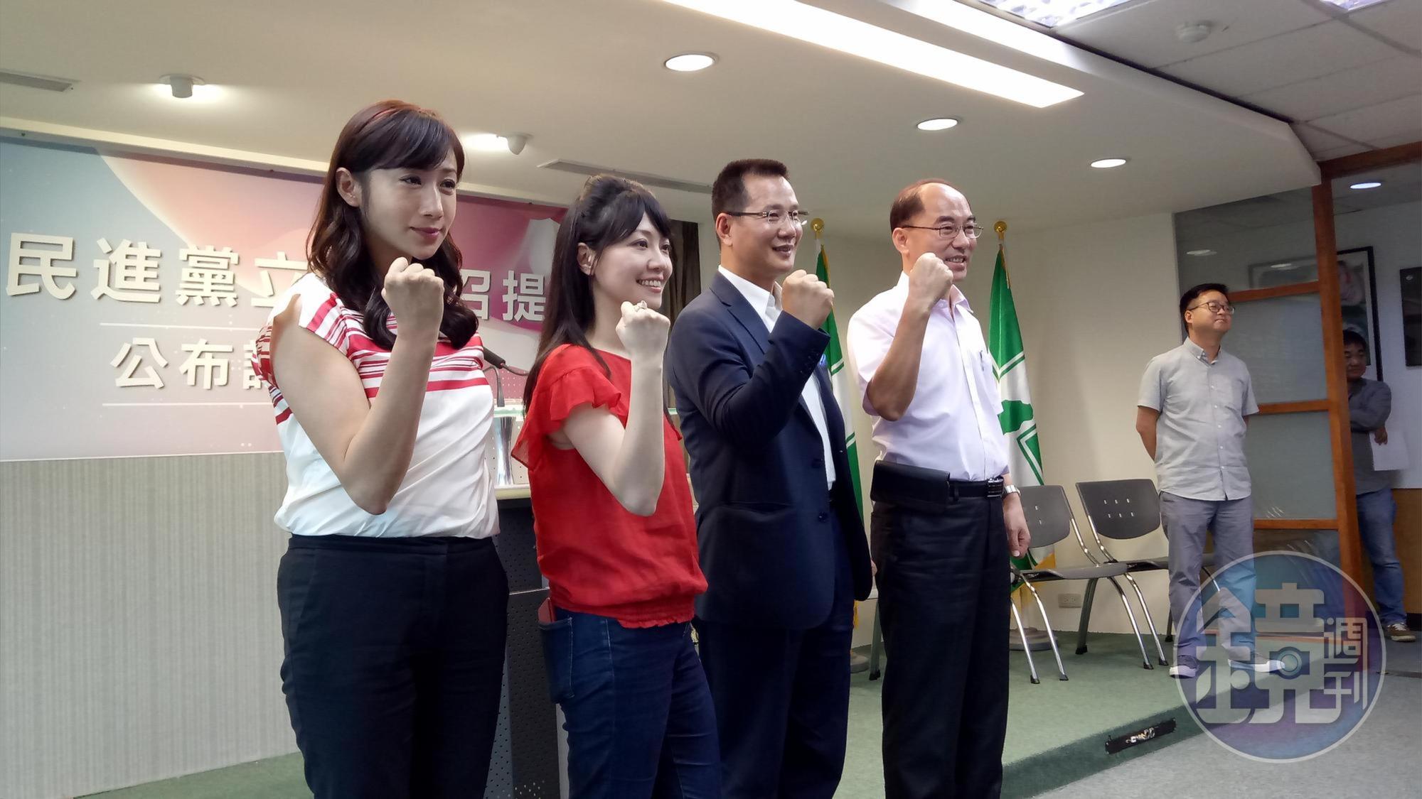 民進黨徵召艱困選區立委選將，台北市議員高嘉瑜（左2）在記者會上一度哽咽。