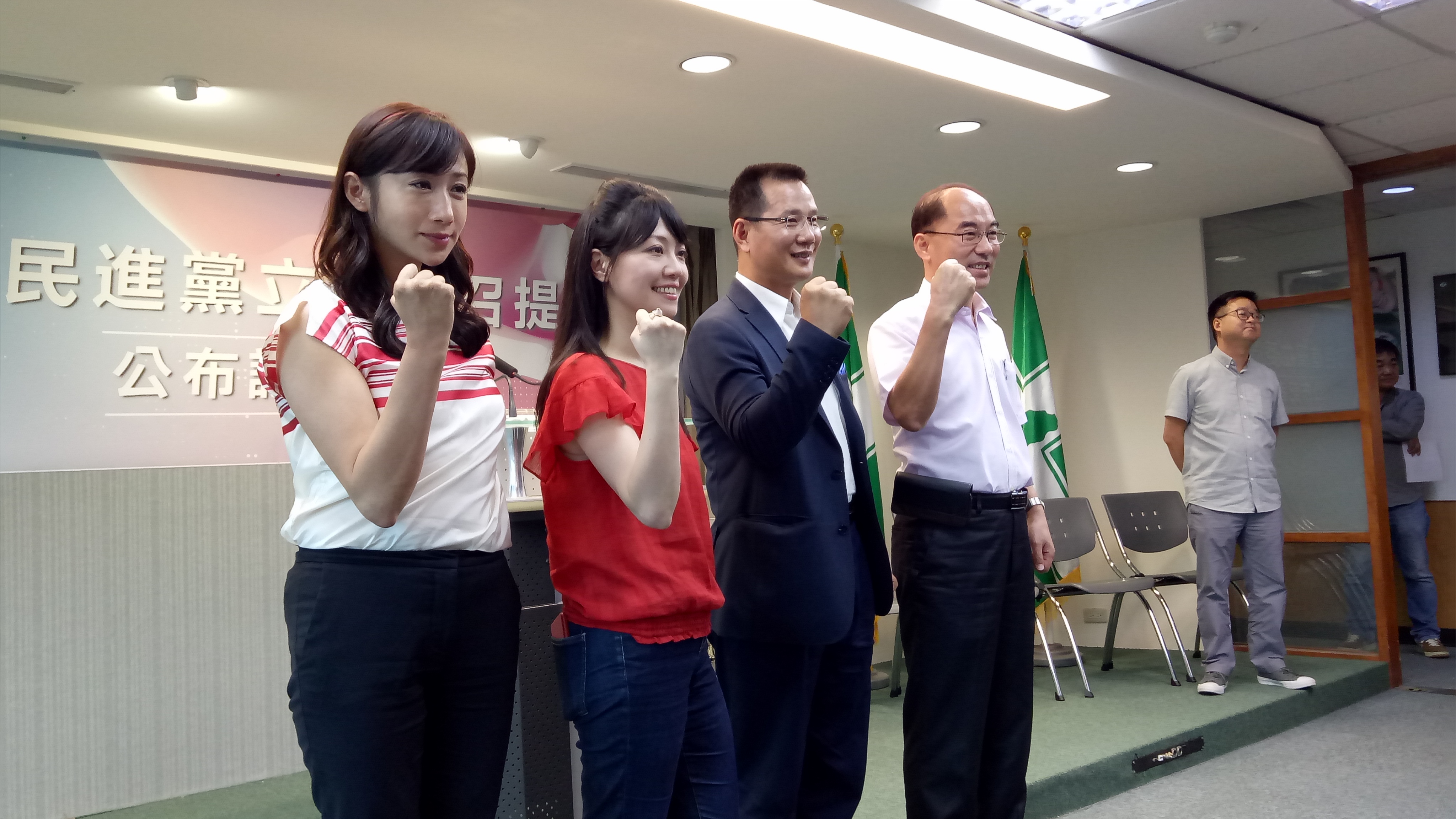 民進黨徵召艱困選區立委選將，台北市議員高嘉瑜（左2）在記者會上一度哽咽。