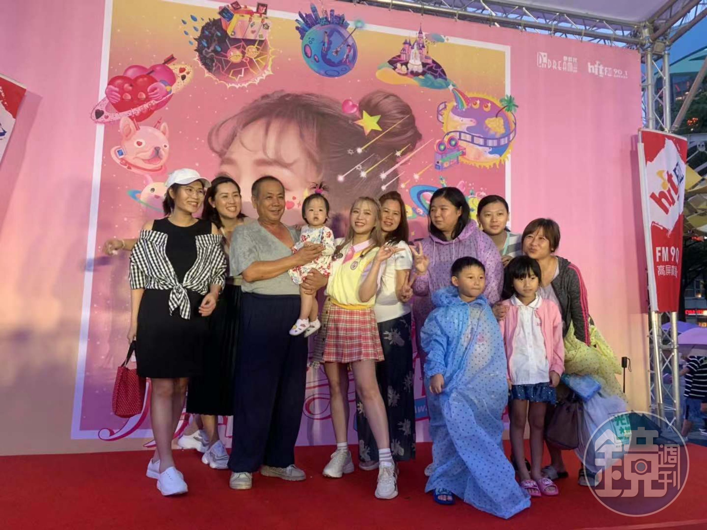 鄭茵聲回老家高雄舉辦簽唱會，全家大小皆出動。（索尼音樂提供）
