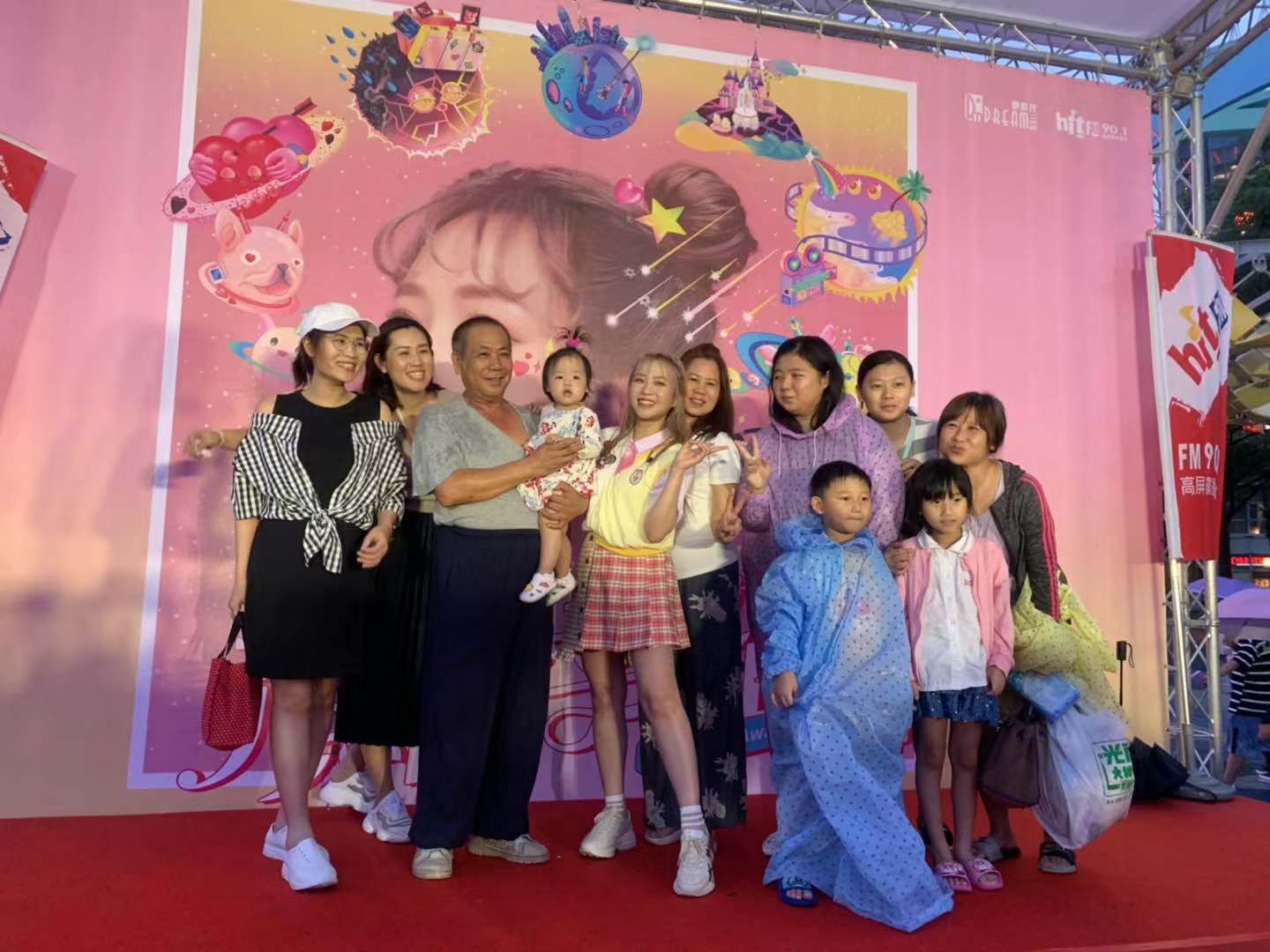 鄭茵聲回老家高雄舉辦簽唱會，全家大小皆出動。（索尼音樂提供）