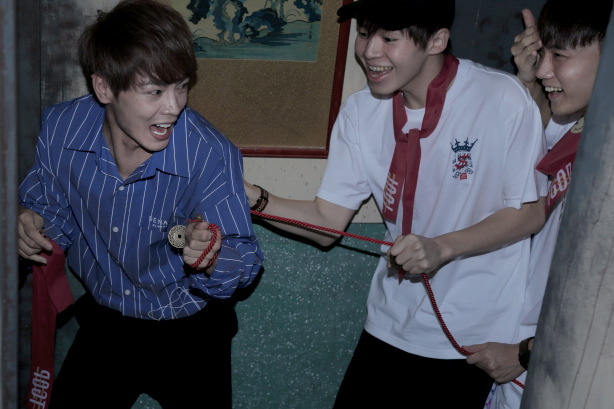 古曜威(左一)到鬼屋探險,與好友意外撞傷。(單純夢想文創事業提供)