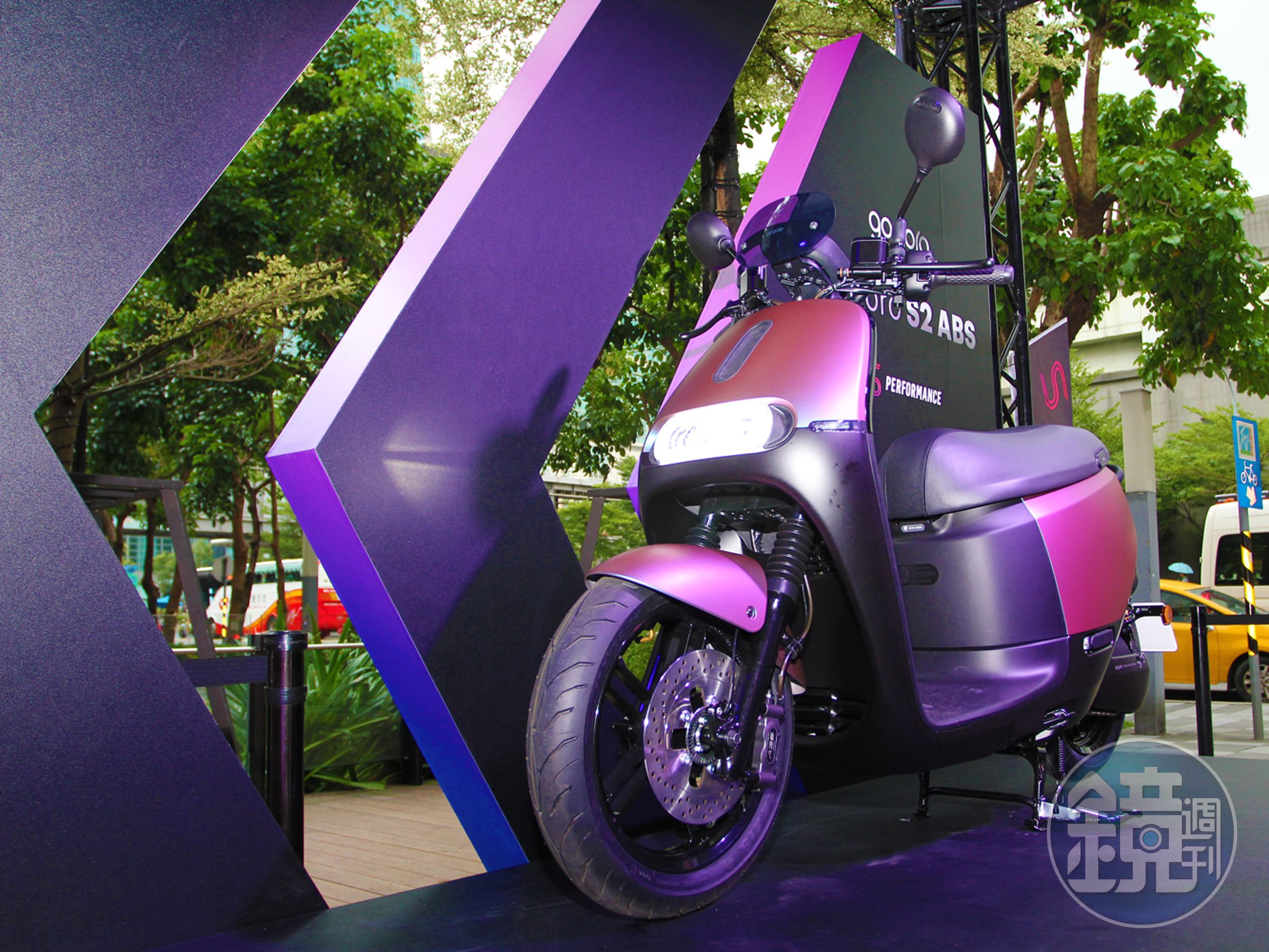 「Gogoro S2 ABS」含政府補助建議售價71,980元起（以雲林縣淘汰二行程引擎機車為例）。