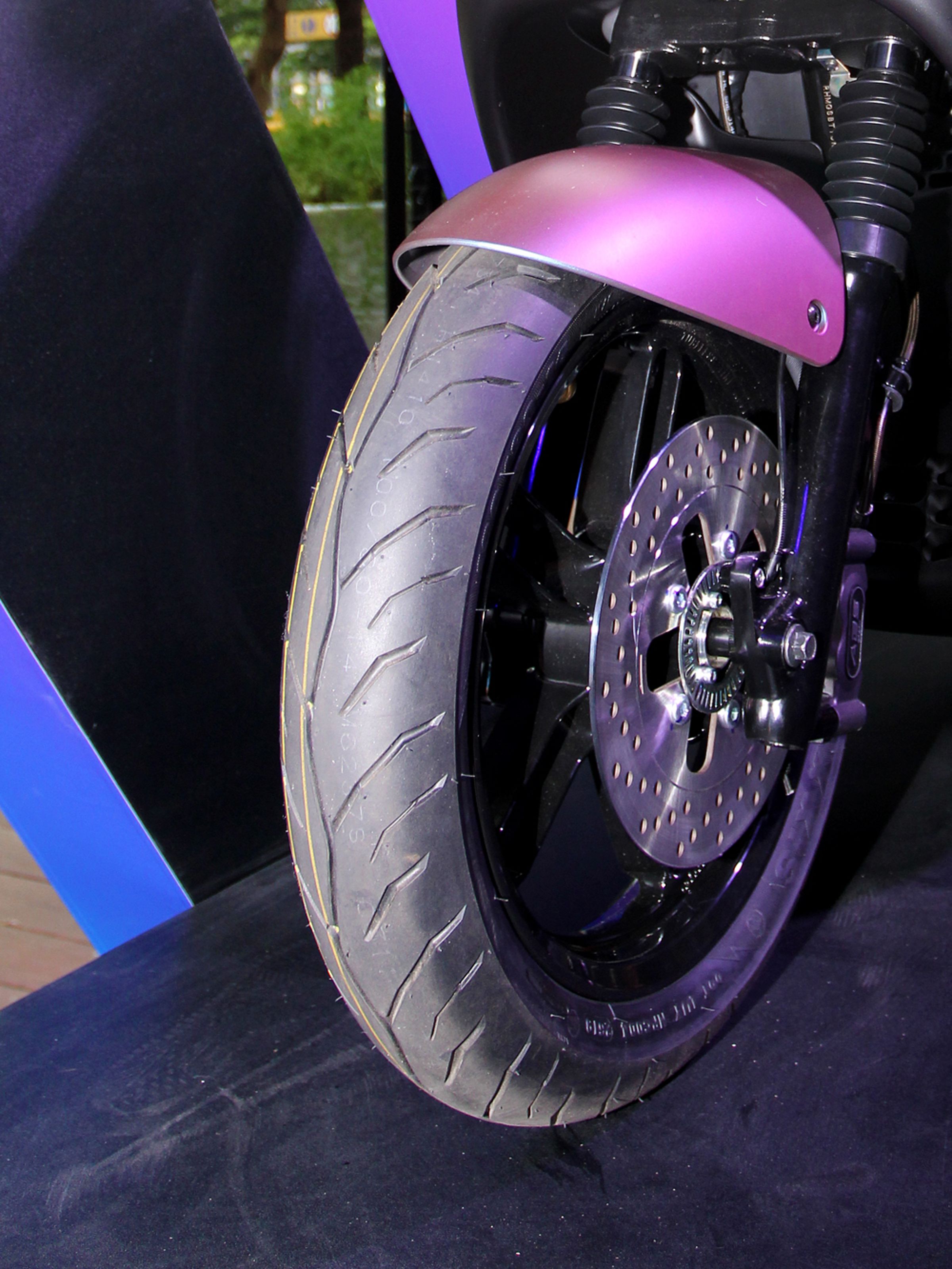與 MAXXIS 攜手研發 Gogoro S2 ABS 獨家的 ABS 性能胎，在雨天濕滑路面時更能有效發揮 ABS 系統的安全制動性，騎的更快、更遠、更安全。