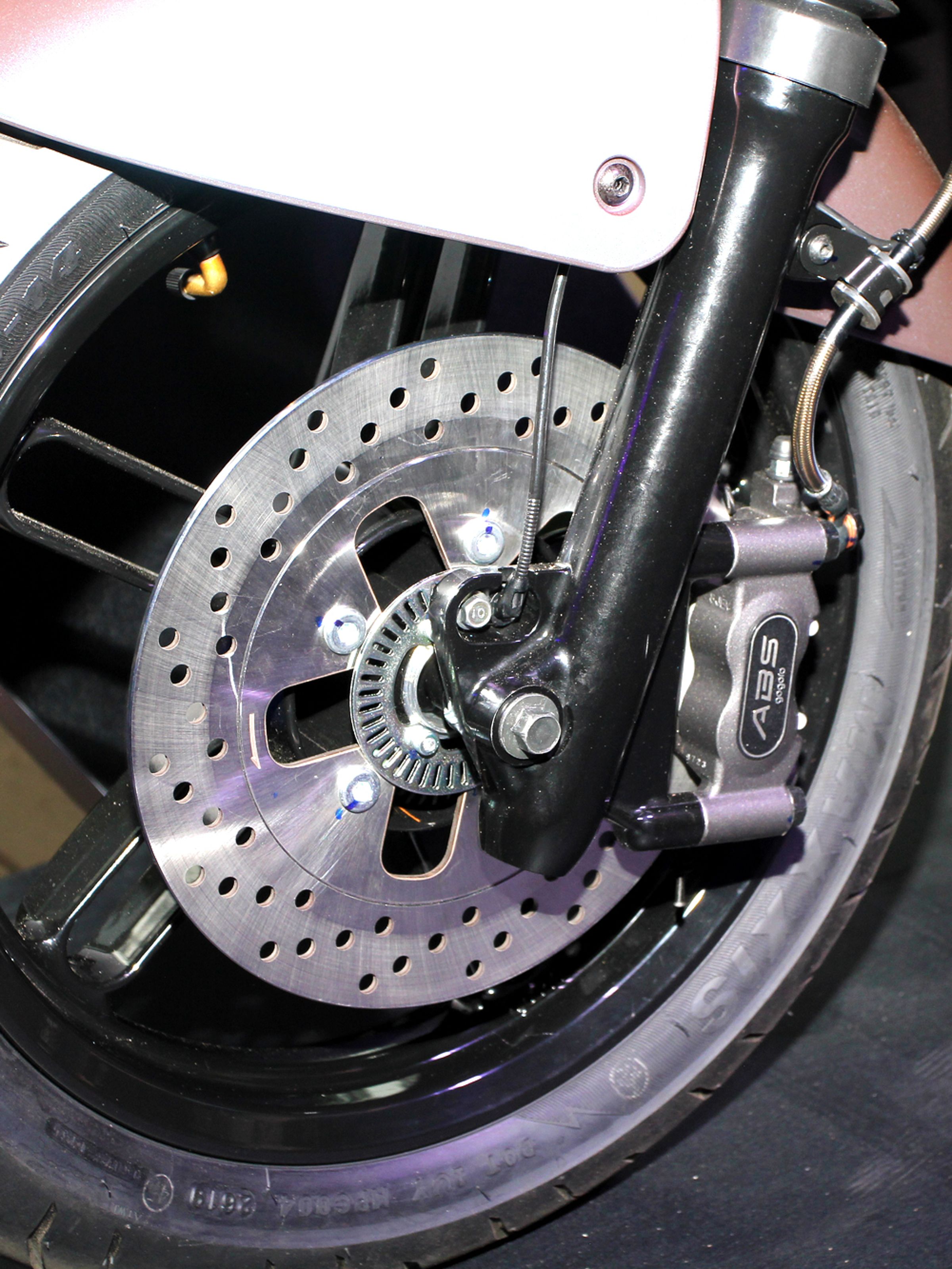Gogoro S2 ABS 搭載重車等級的 Bosch ABS 10 雙迴路煞車系統。