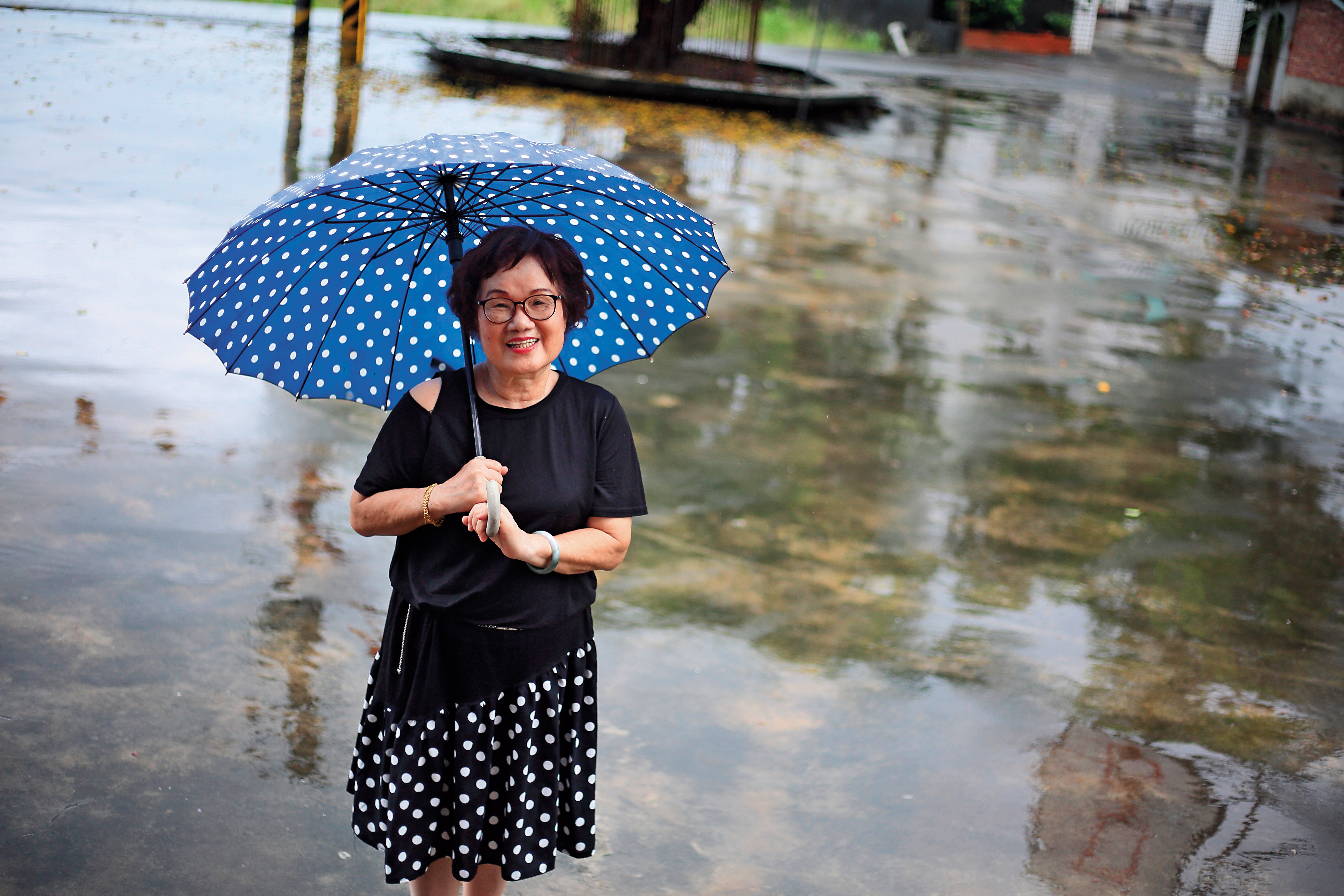 郭芸香走在柳營的鄉間小路與廟埕前，這是她以前和先生牽手散步的地方。