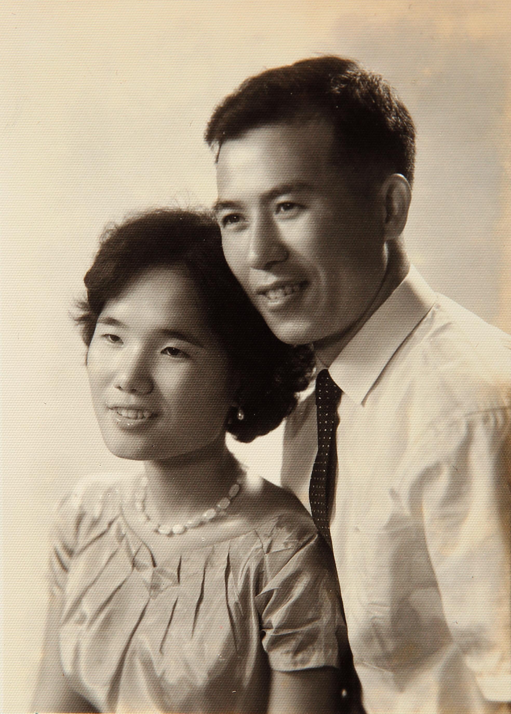 郭芸香（左）與先生（右）交往數月後結婚，她說求婚成功時，先生開心到翻跟斗。（郭芸香提供）