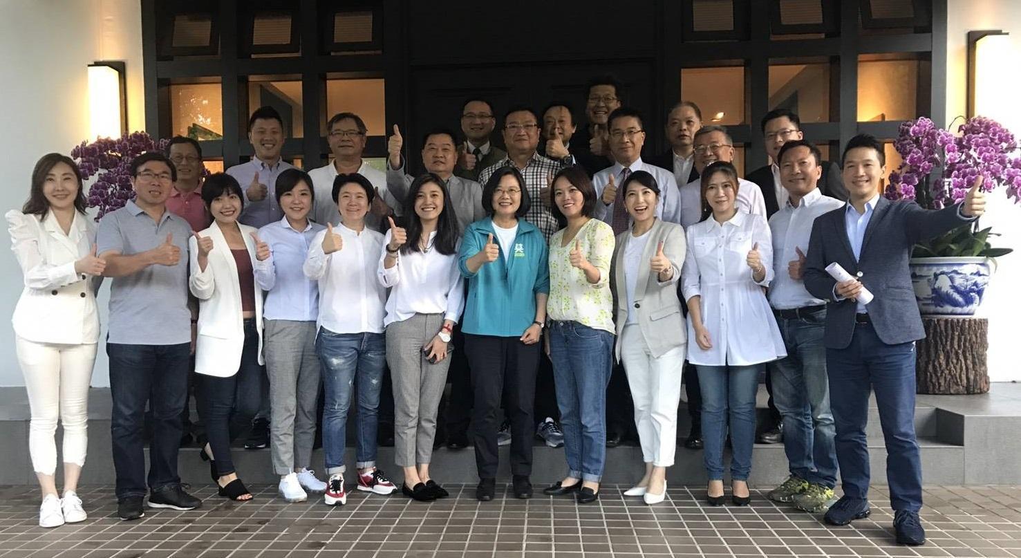 總統蔡英文今(21日)下午在官邸與民進黨台北市議員茶敘,台北市議員王世堅一頭亂髮成為焦點。(讀者提供)