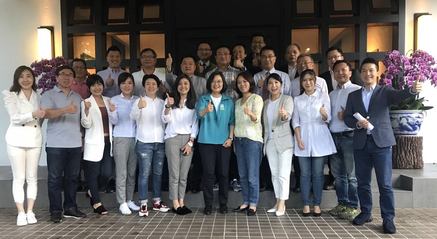 總統蔡英文今（21日）下午在官邸與民進黨台北市議員茶敘，台北市議員王世堅一頭亂髮成為焦點。（讀者提供）