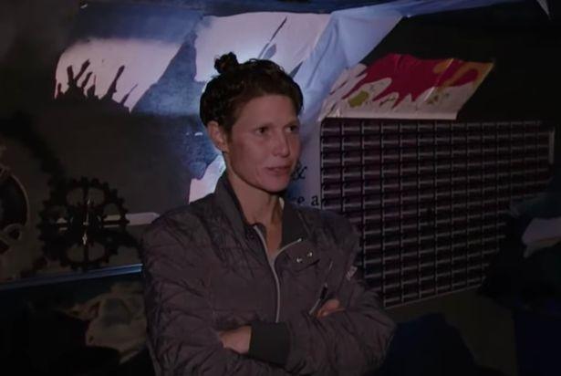 現年39歲的珍妮李受訪時表示,在下水道中生活其實並非想像中辛苦,「「這裡什麼都不缺,我很快樂。」(翻攝自《鏡報》)