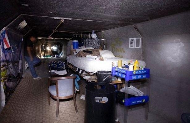 珍妮李目前住在拉斯維加斯的一座下水道,「房間」內只有一張床、一個櫃子等,外加一些簡單的衣物。(翻攝自《鏡報》)