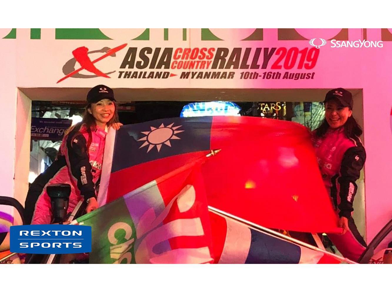 為台灣奪下冠軍獎盃，獲得2019 Asia Cross Country Rally亞洲越野拉力賽女子組冠軍的正副駕沈佳穎（右）與黃薇安（左）。