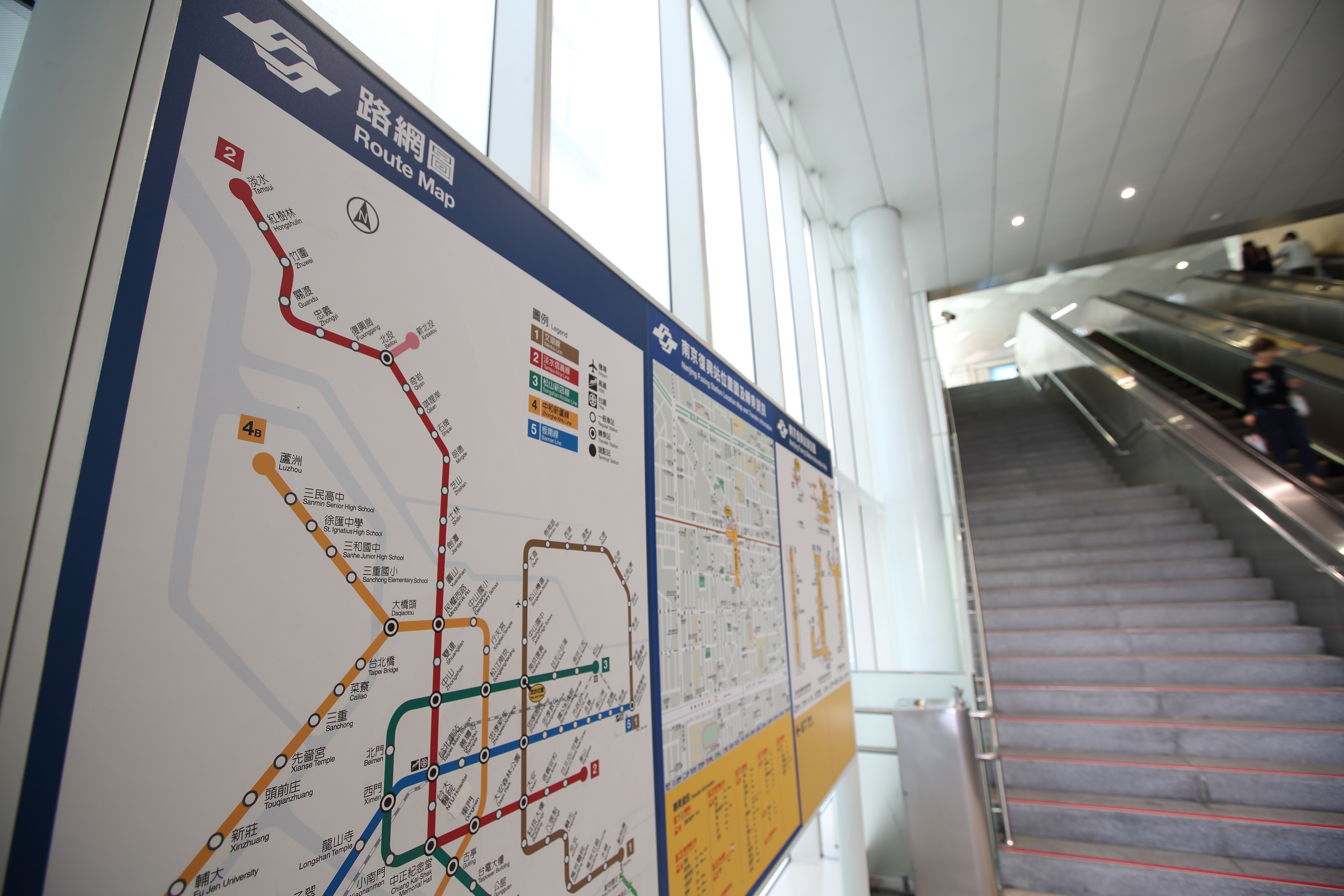 北捷板南線今天出現訊號異常，列車走走停停，導致各站通勤族大排長龍。