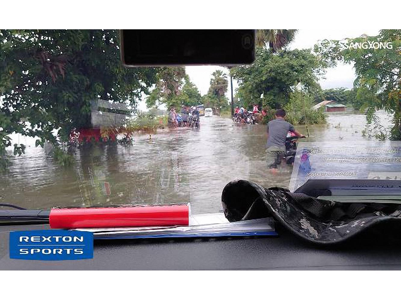 橫跨2,200公里的泰緬越野賽段，沈佳穎與REXTON SPORTS一度身陷緬甸大雨大雨積水困境。