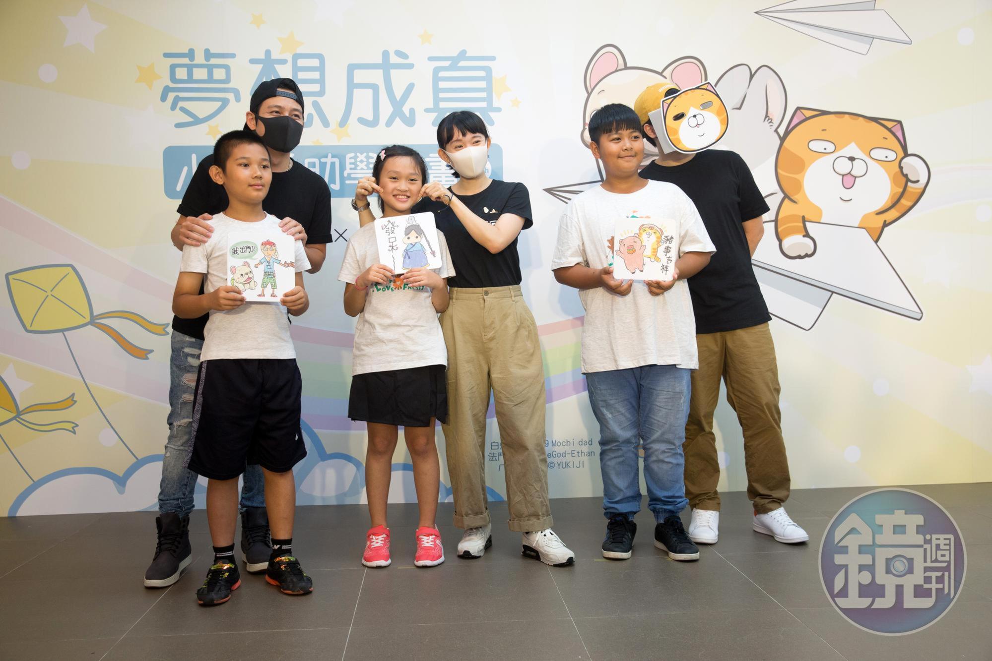 20日公益貼圖記者會，一神、YUKIJI、麻糬爸分別與三位孩子奕程、芊佑、吉祥出席。（林煒凱攝影）