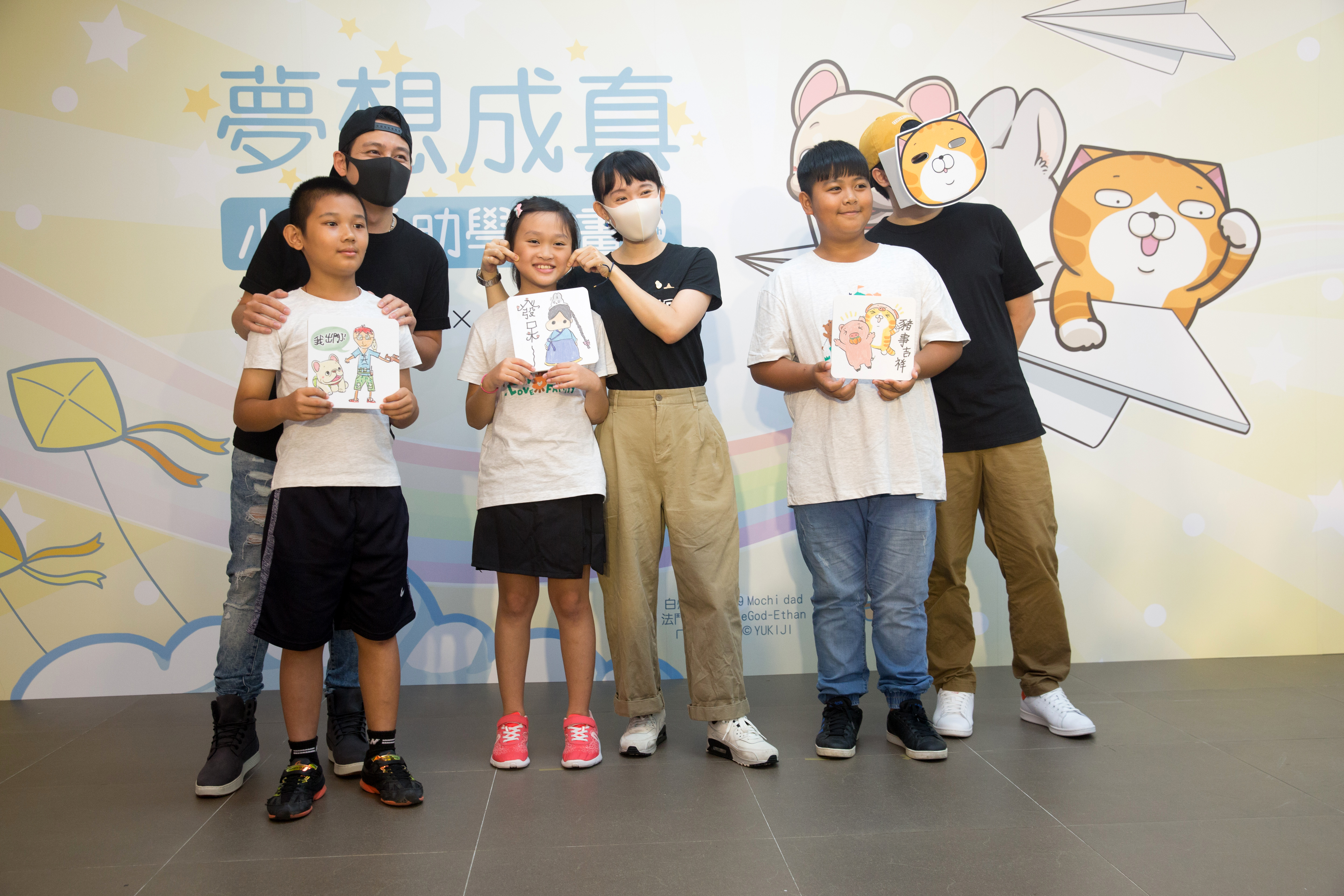 20日公益貼圖記者會,一神、YUKIJI、麻糬爸分別與三位孩子奕程、芊佑、吉祥出席。(林煒凱攝影)