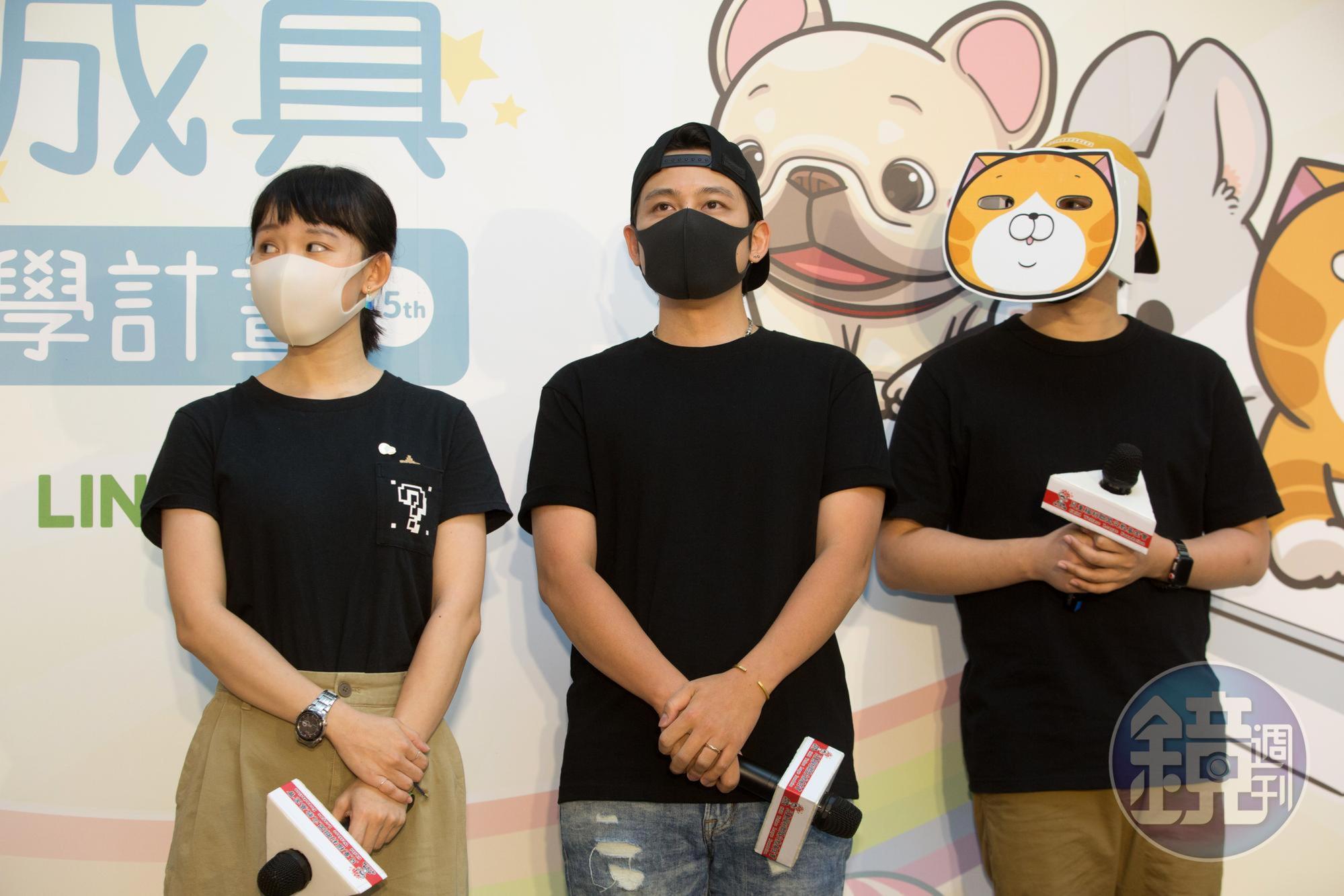 呂苔君回憶,當初與三位畫家YUKIJI(左起)、一神、麻糬爸提出公益貼圖的計畫,三人二話不說就答應。(林煒凱攝影)