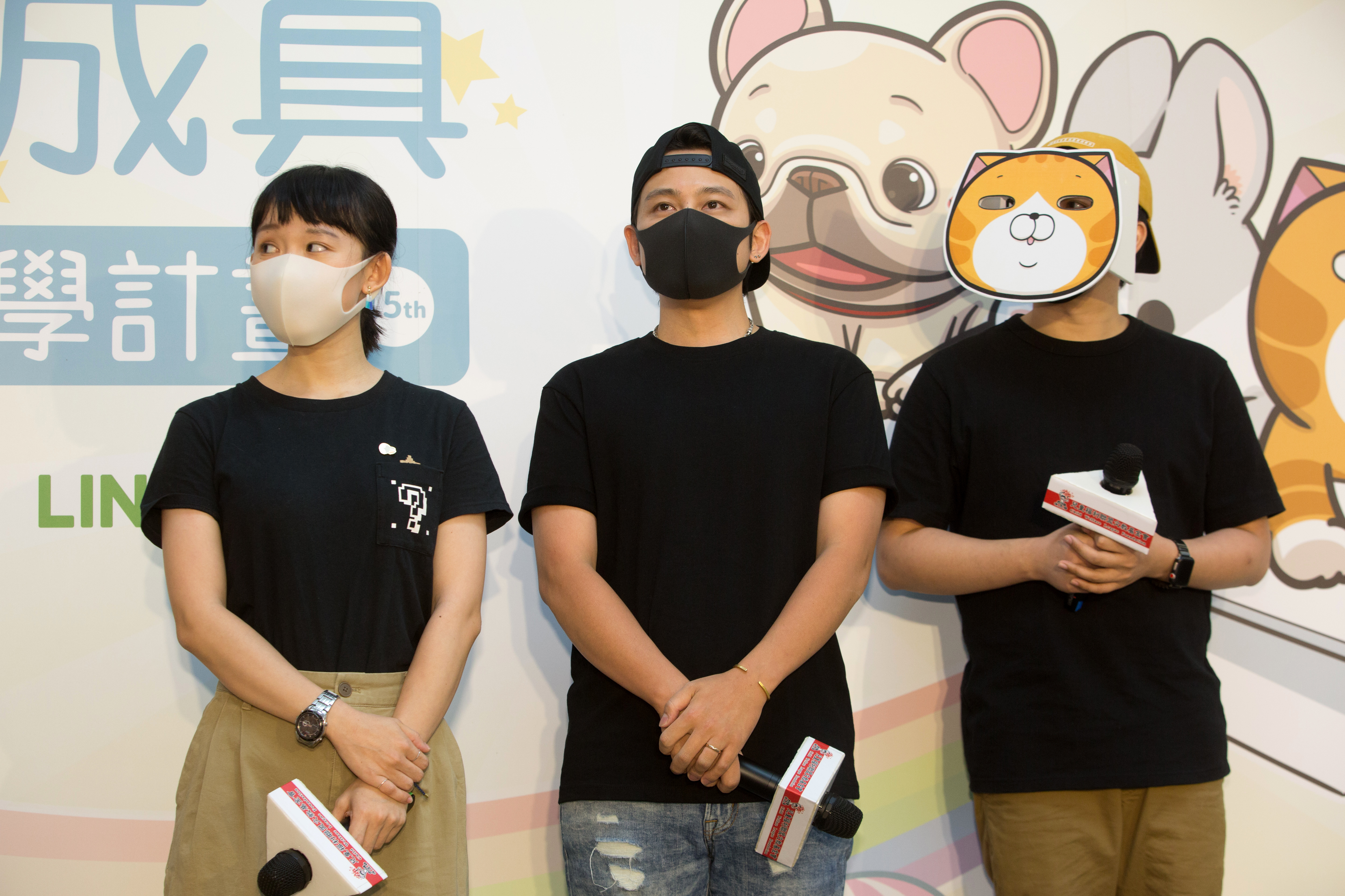 呂苔君回憶,當初與三位畫家YUKIJI(左起)、一神、麻糬爸提出公益貼圖的計畫,三人二話不說就答應。(林煒凱攝影)