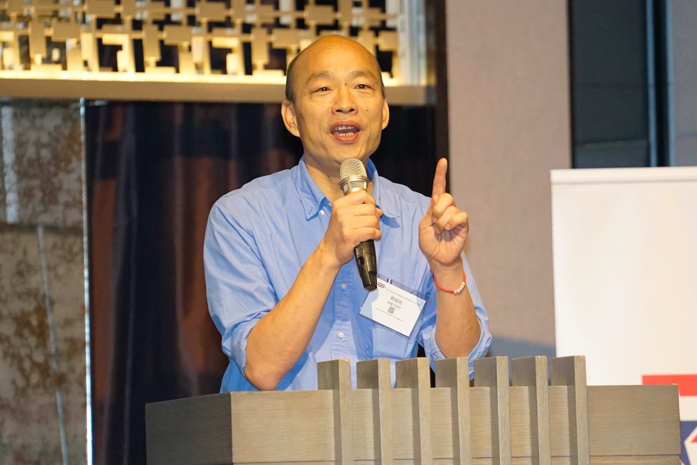 高雄市長韓國瑜受邀至台北市美國商會進行專題演講，讓網友紛紛吐槽「晶晶體重現」。