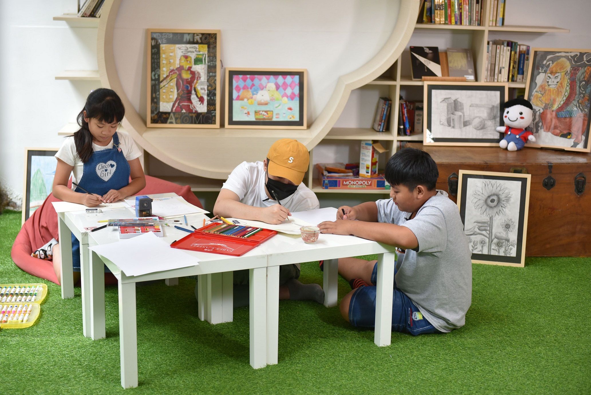 畫家與孩童共創貼圖，雙方在過程都獲得成長。圖為白爛貓作者麻糬爸與孩子郁庭、吉祥。（LINE提供）