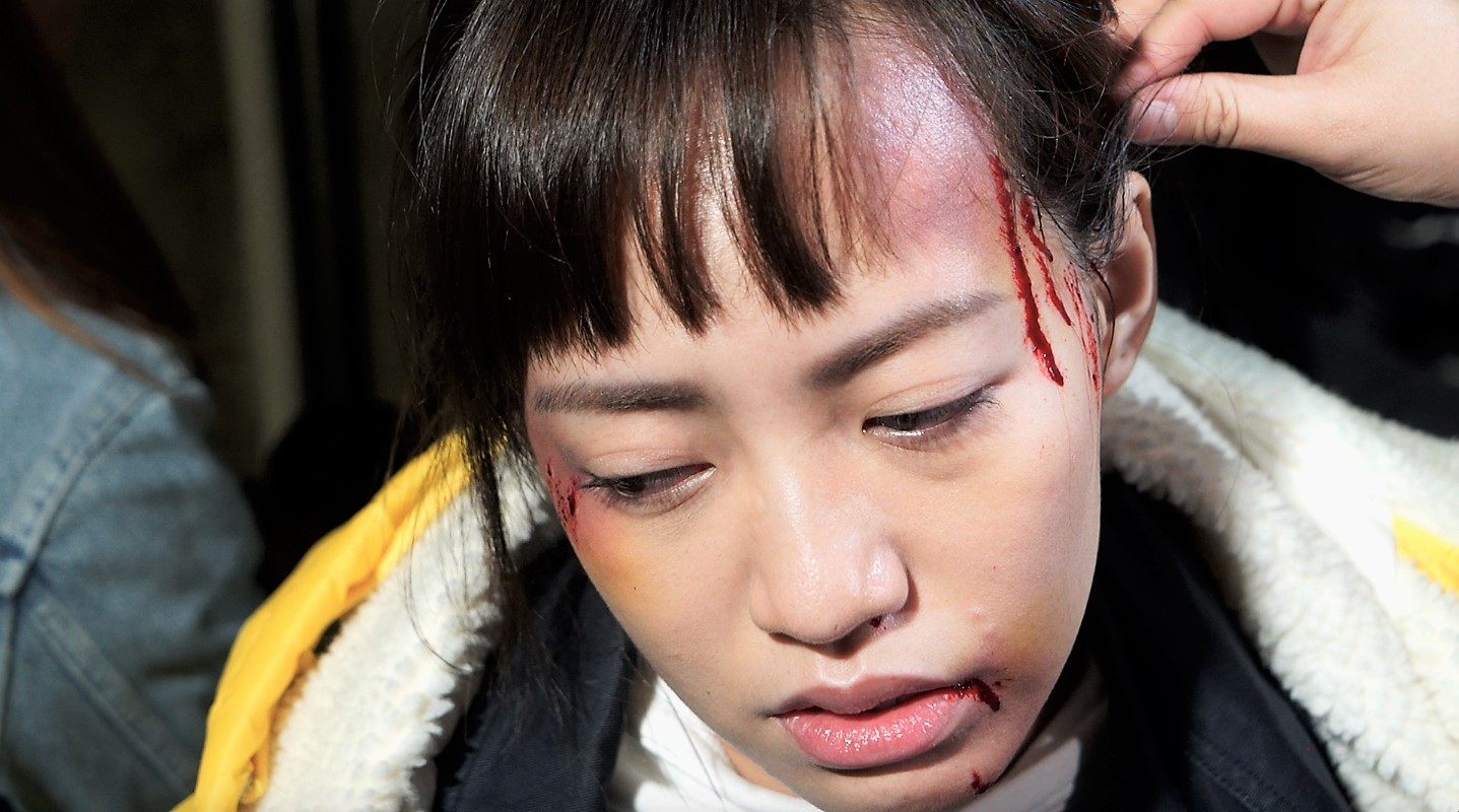 焦曼婷傷妝非常真實，也讓她帶上情緒落淚，卻被焦恩俊笑虧：「妳很睏嗎？」。（LINE TV提供）