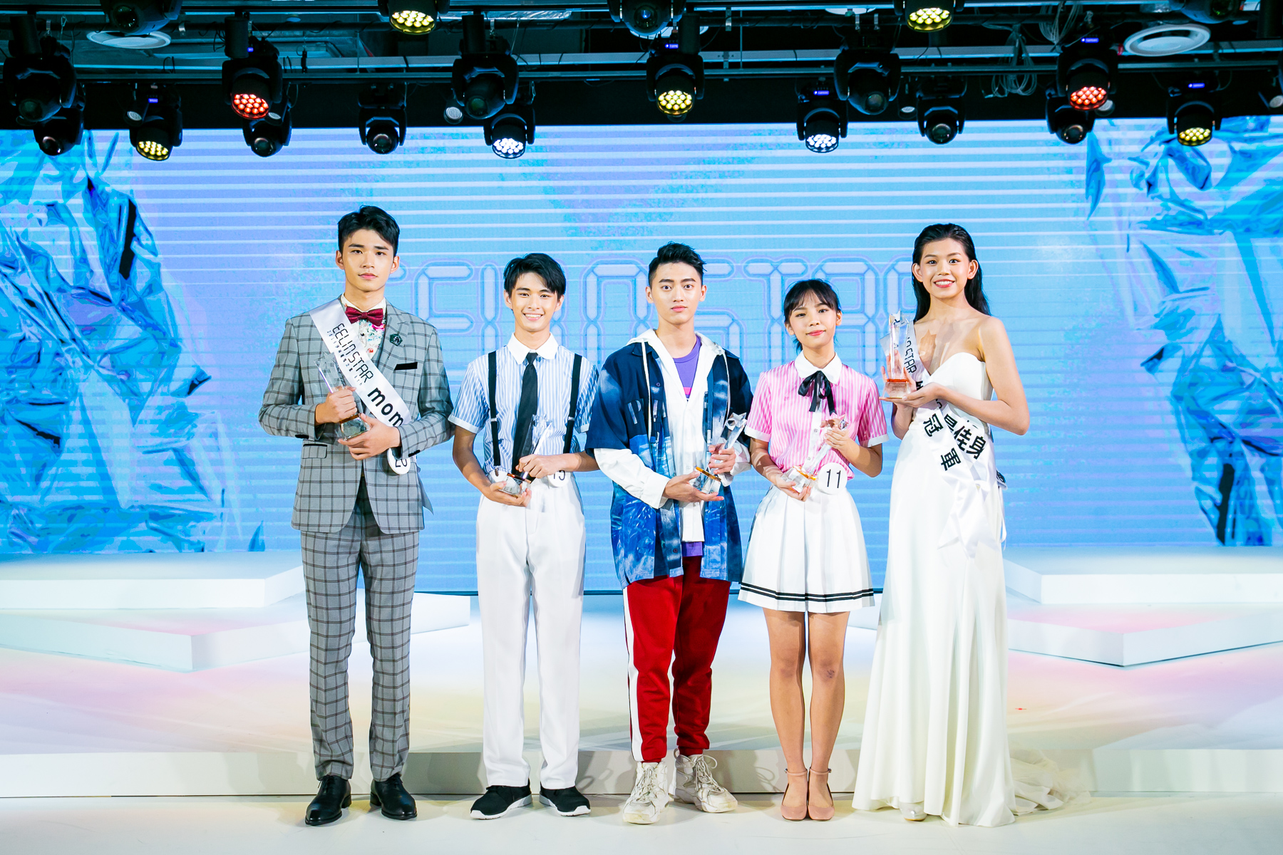 （左起）男模特兒組冠軍王柏幀、花漾少男組洪國豪、演藝組冠軍林梓揚、花漾少女組吳珮琪、總冠軍女模特兒組冠軍林之旋。（伊林娛樂提供）
