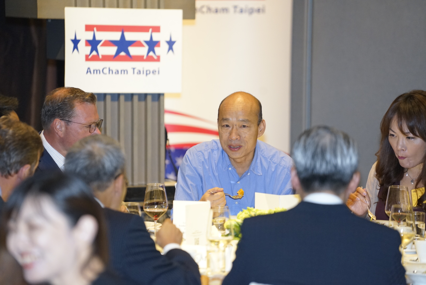 高雄市長韓國瑜原定10點30分要與日本外賓進行會晤，但遲到了25分鐘，讓90位賓客尷尬空等。圖為韓國瑜昨日出席美國商會演講。