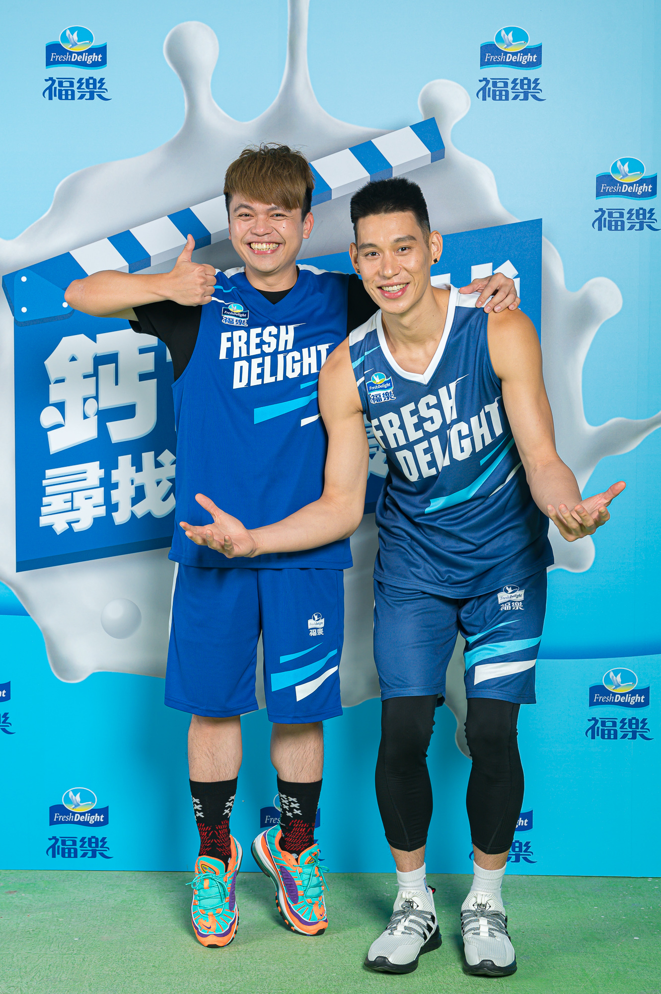 顧及兩人的身高差距，合照時林書豪貼心蹲下與蔡阿嘎等高。（聯勤公關提供）