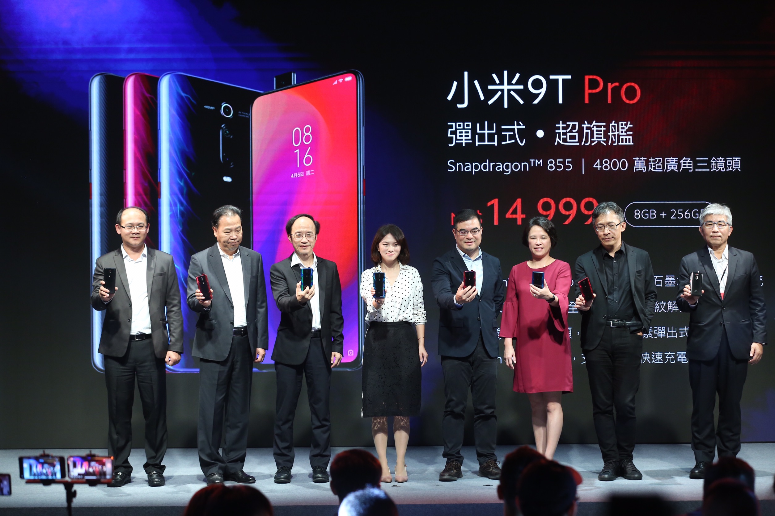 小米台灣總經理羅燕（左四）宣布，年底前將在新光三越開設三間小米專賣店。