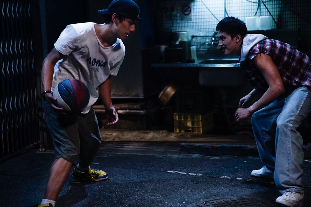 范少勳（右）、朱軒洋（左）在《下半場》飾演一對兄弟，替不同球隊爭輸贏。（下半場電影提供）