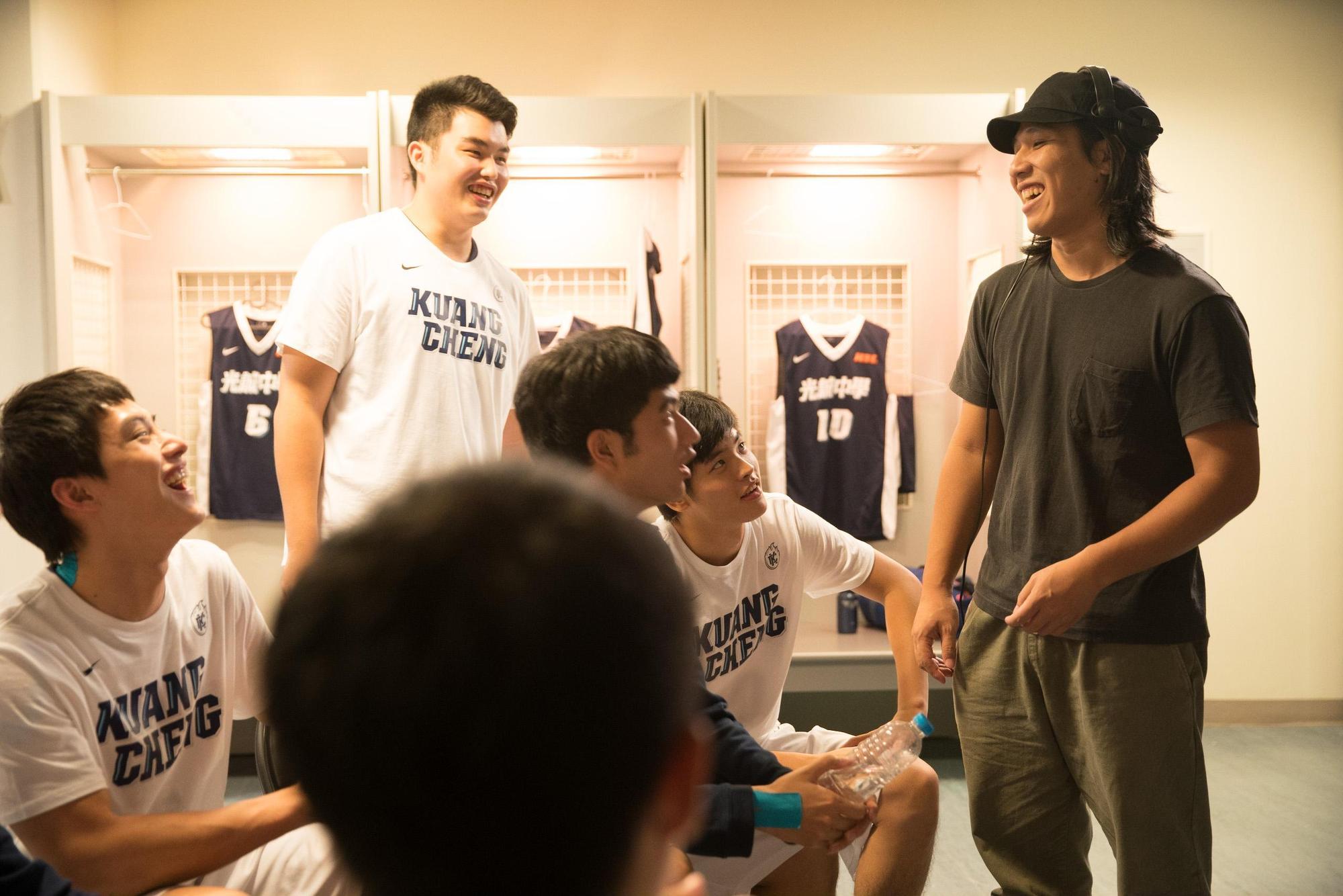 張榮吉導演（右）在拍攝《下半場》決賽重頭戲前，先在休息室引導演員們的情緒。（下半場電影提供）