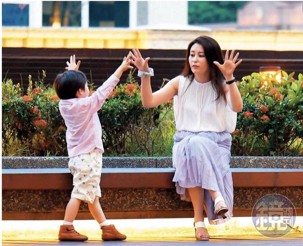 麻衣之子長得一副調皮活潑模樣也深得爺爺王文洋喜愛。
