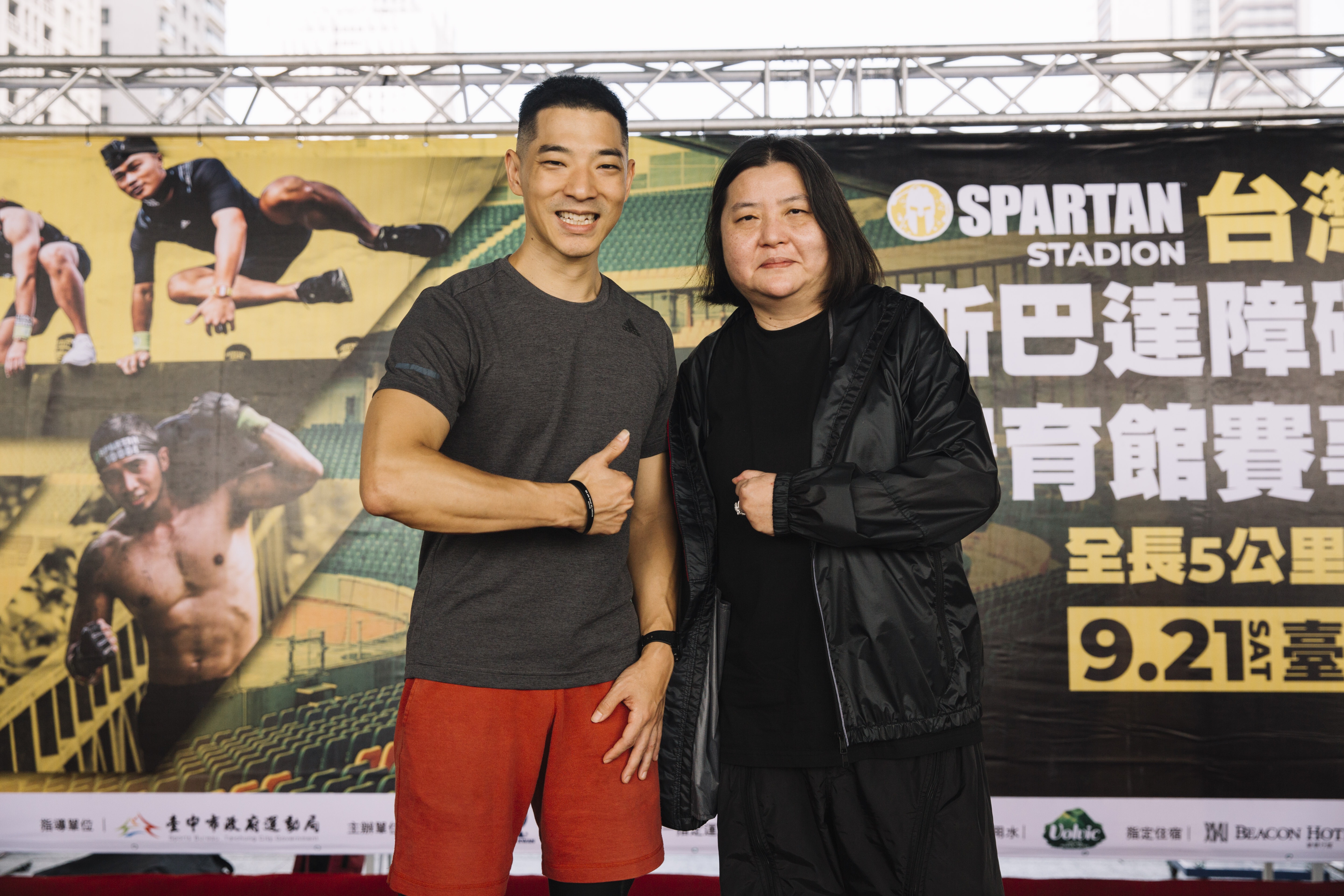邱瓈寬與王大文出席全球障礙路跑指標「Spartan Race」斯巴達障礙跑競賽記者會。（寬魚國際、寬寬提供）