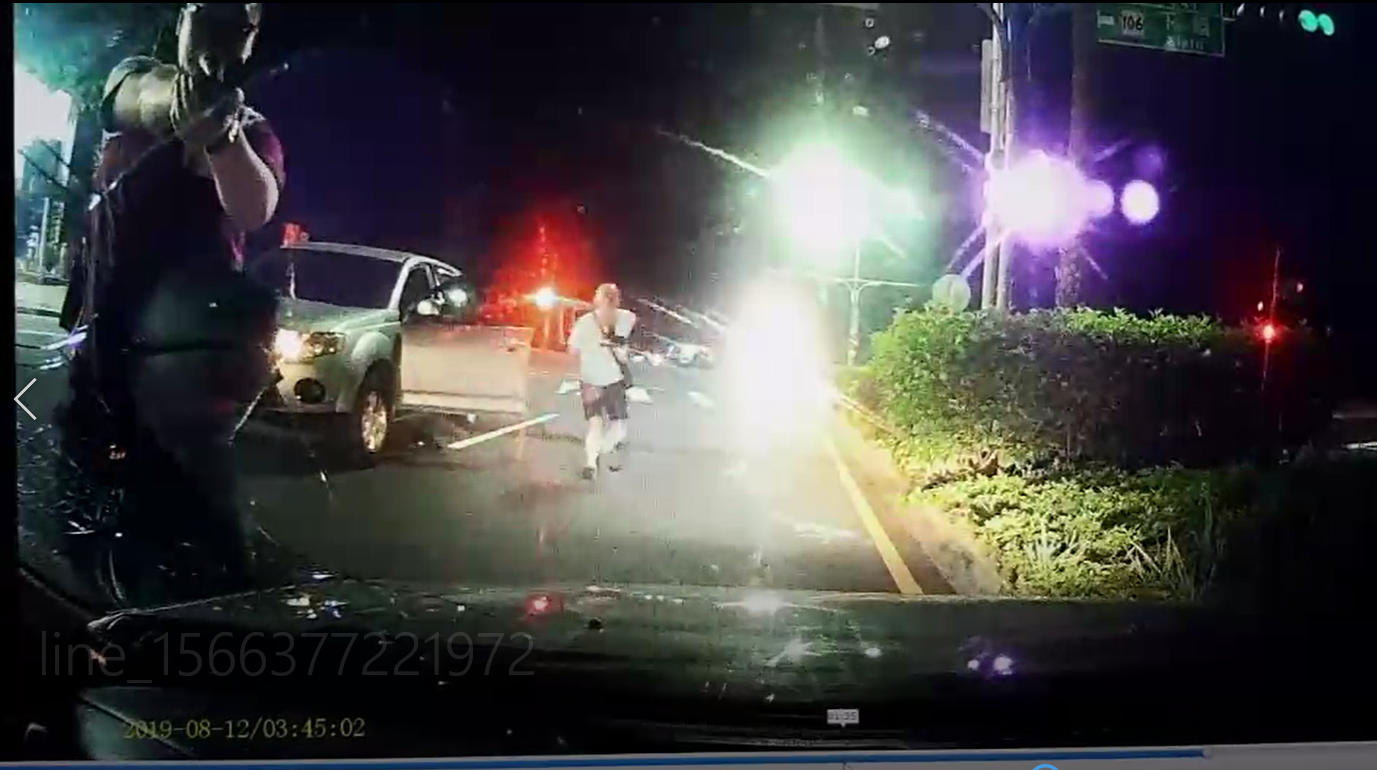 民眾的行車紀錄器顯示，警方持槍強制要求下車盤查。