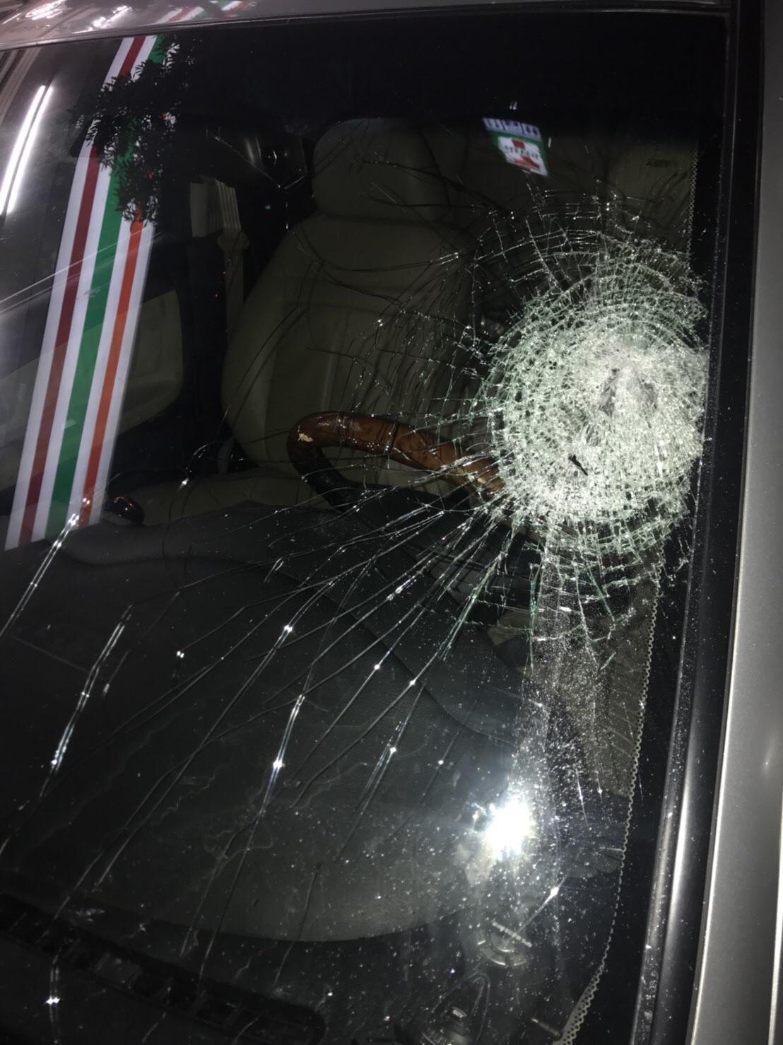 民眾座車擋風玻璃被敲破。