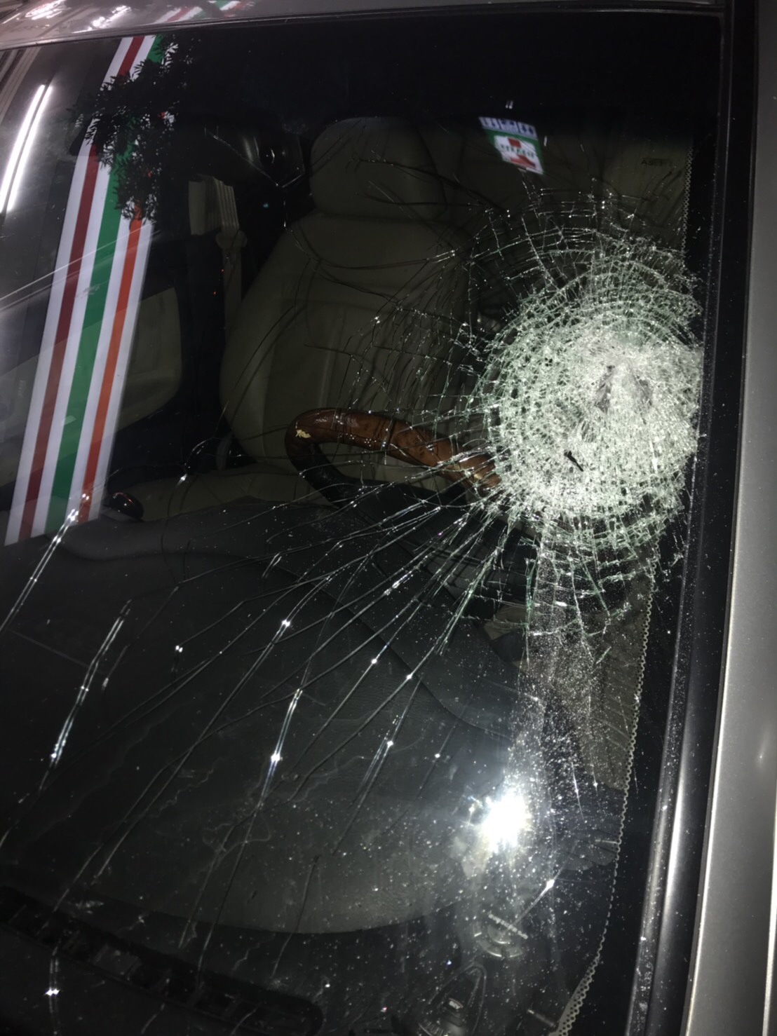 民眾座車擋風玻璃被敲破。