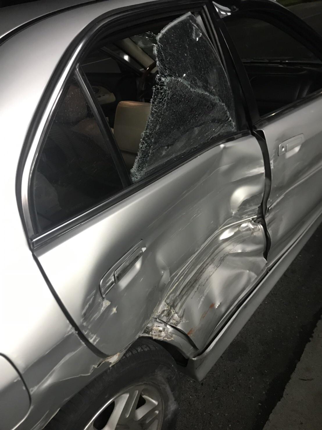 楊男座車遭警方衝撞。