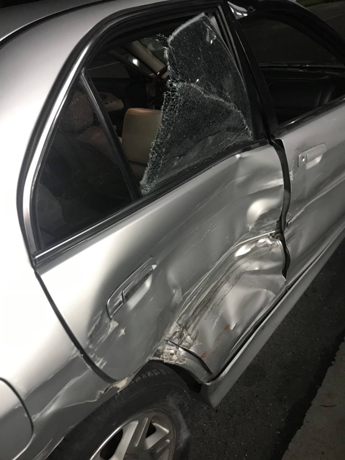 楊男座車遭警方衝撞。