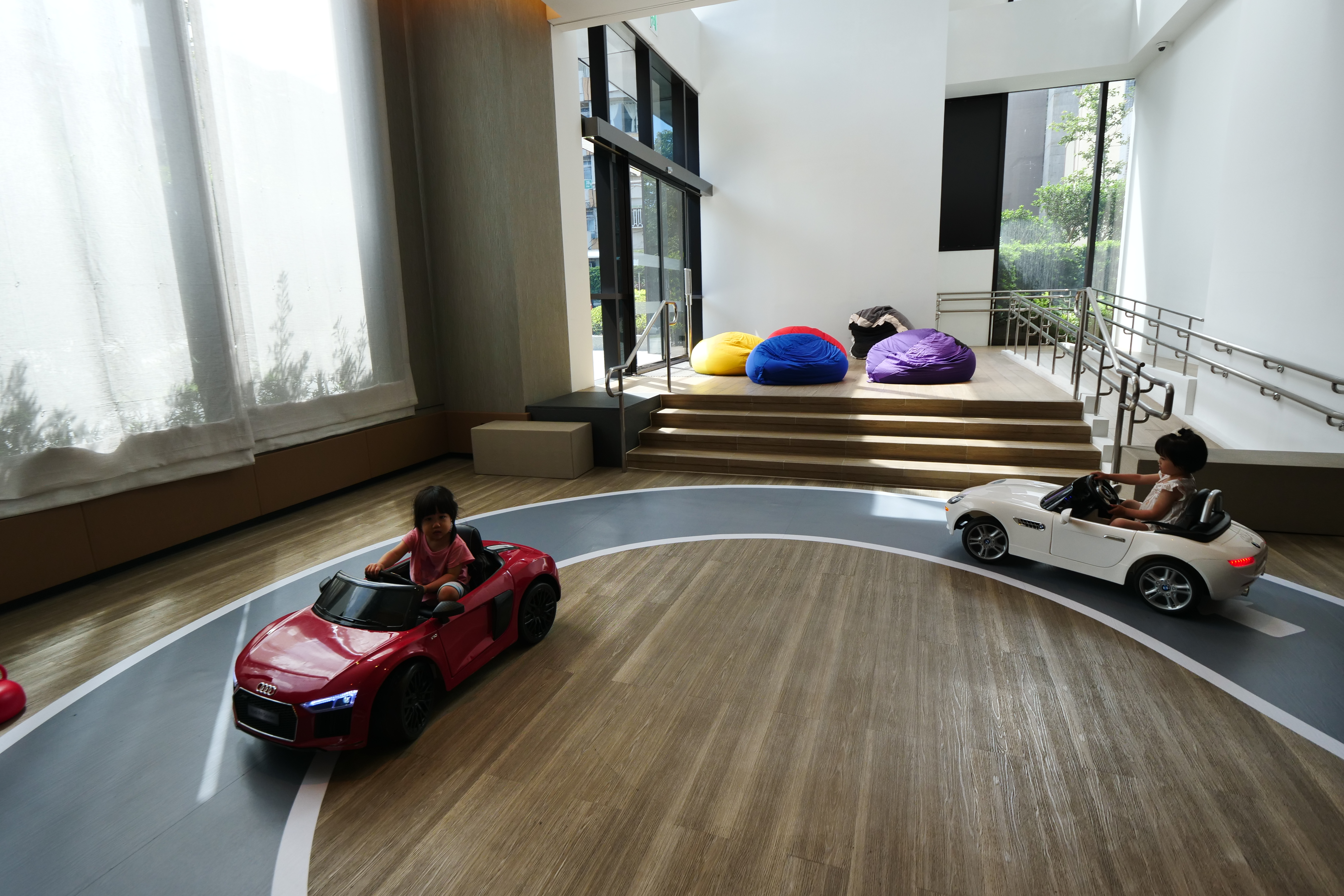 室內賽車場，仍是孩童最愛。