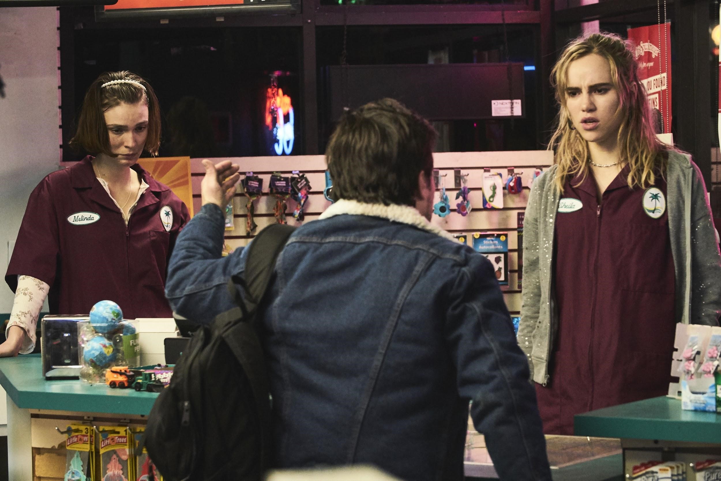 英國名模女星蘇琪沃特豪斯（右）在電影《深夜加油站遇見抓狂衰事》中放下身段開罵。（本萃電影提供）