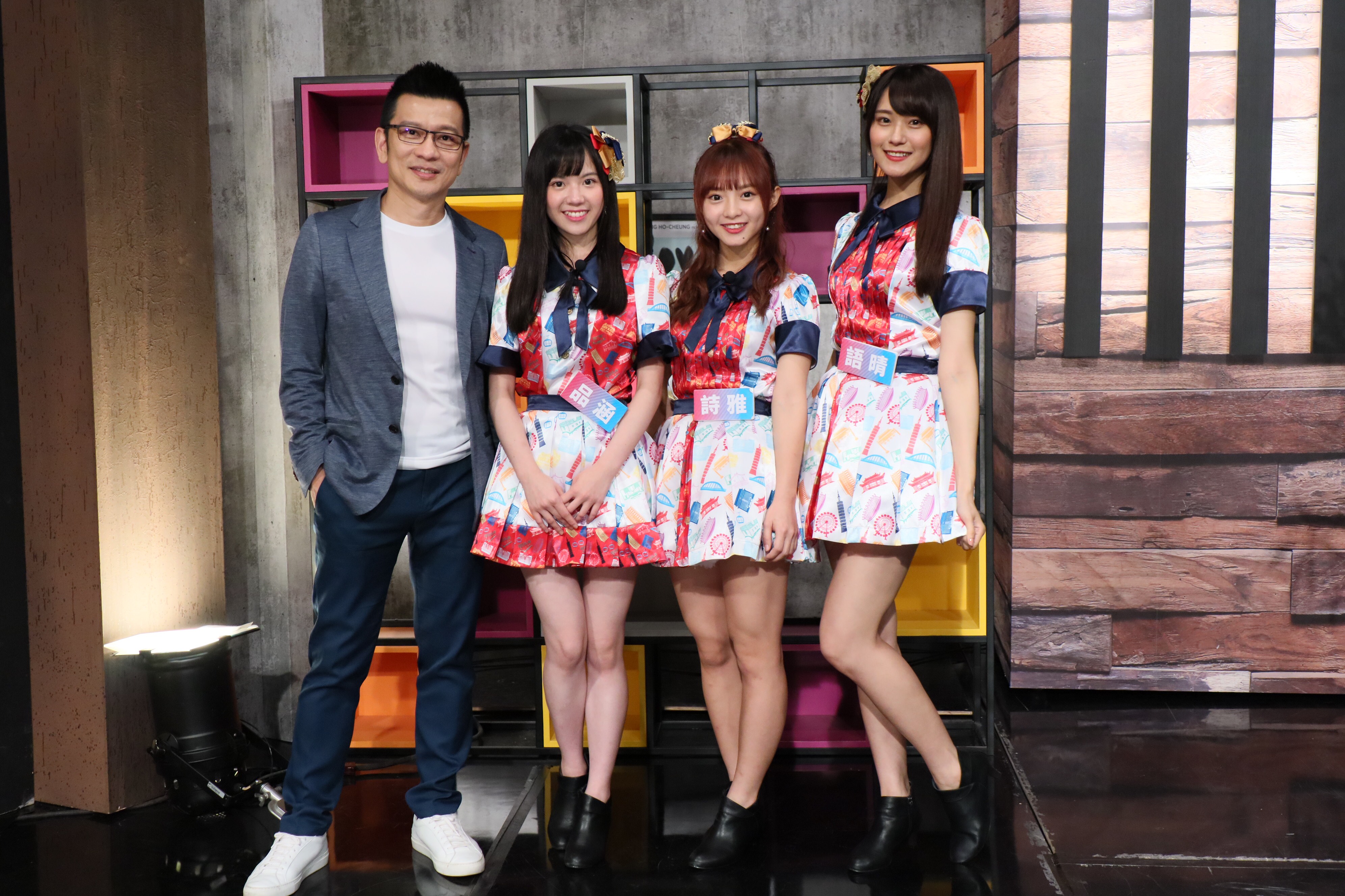 陳子鴻攜旗下女團AKB48 Team TP隊長陳詩雅、團員邱品涵和劉語晴上《娛樂鄉民》。（MOMOTV提供）