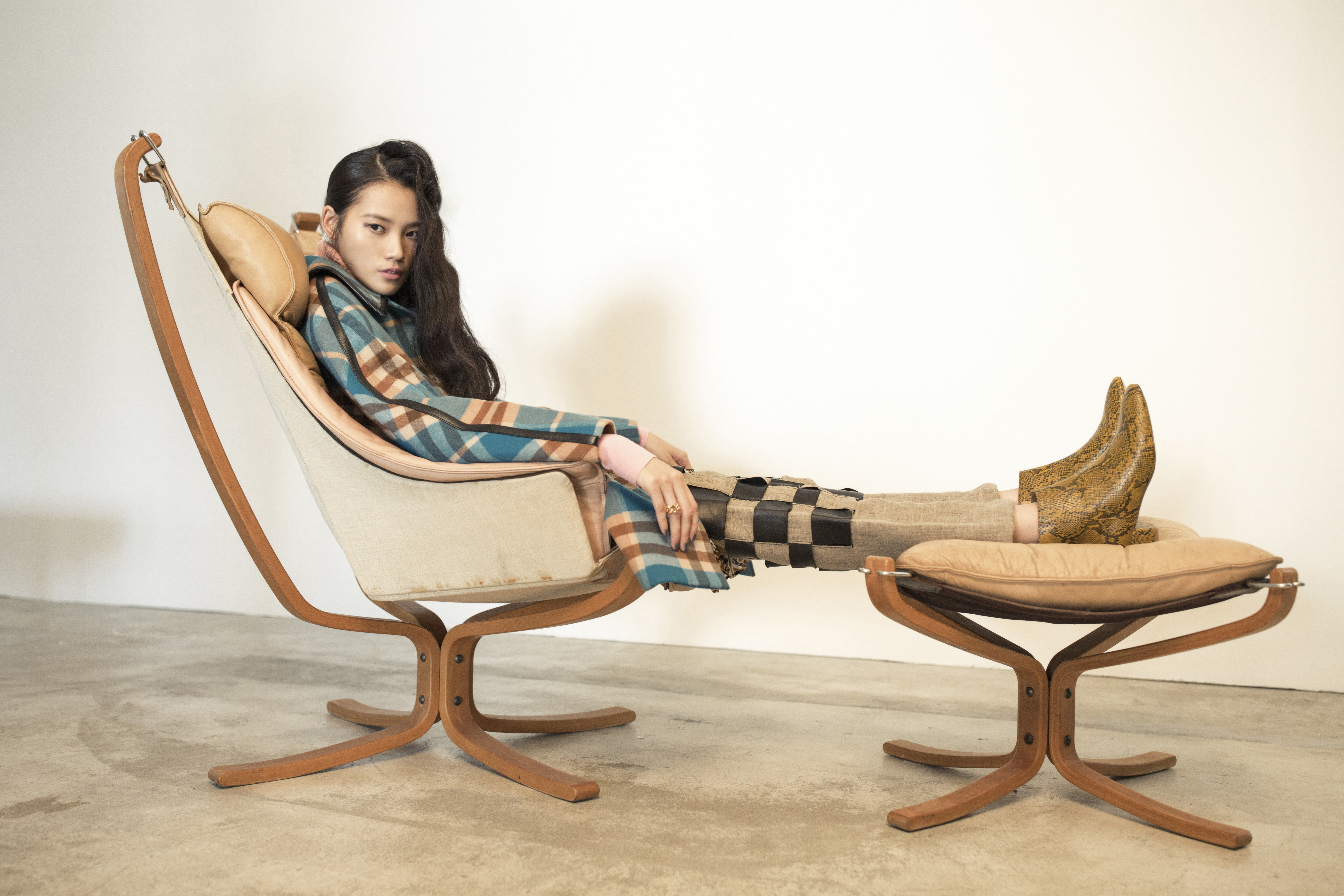 格紋毛料大衣，NT$229,000，by LOUIS VUITTON／粉色拉鍊上衣，NT$39,700，by LOUIS VUITTON／亞麻皮革編織長褲，NT$72,400，by BOTTEGA VENETA／金色鍊條戒指，NT$24,200，by BOTTEGA VENETA／蛇紋短靴，NT$2,390，by CHARLES & KEITH