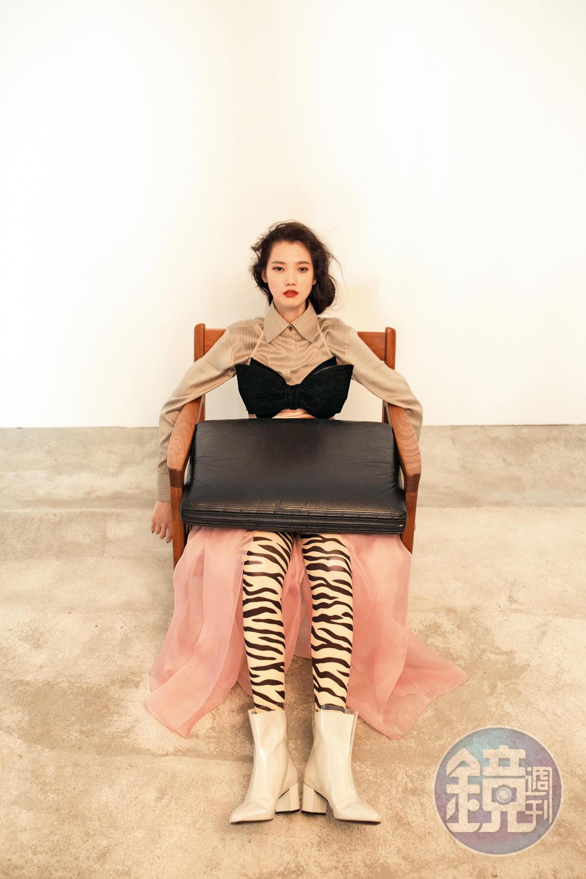 棕色直條紋襯衫，NT$54,000，by FENDI／粉色蝴蝶結禮服，NT$92,000，by KHIENG ATELIER／豹紋褲襪，NT$14,400，by GUCCI／透明材質雙層短靴，NT$2,990，by CHARLES & KEITH