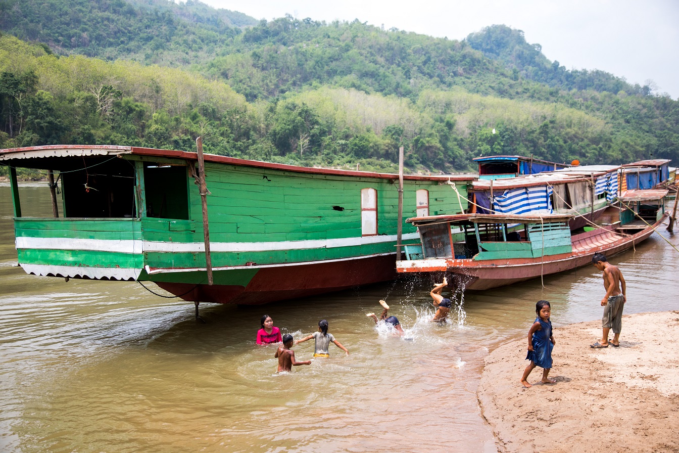 湄公河道上，常常可以看到孩子們在河流中玩耍跳水。