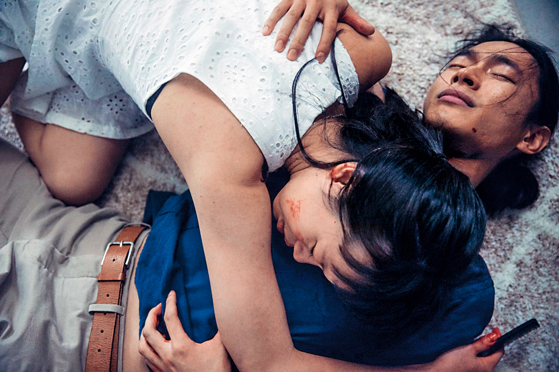 黃河（右）和王渝屏合作驚悚劇場的《完美Lily》，故事以騙局展開，觀眾扛著被拆穿的壓力又被激烈演技撞擊，是一則控制與背叛的都會寓言。