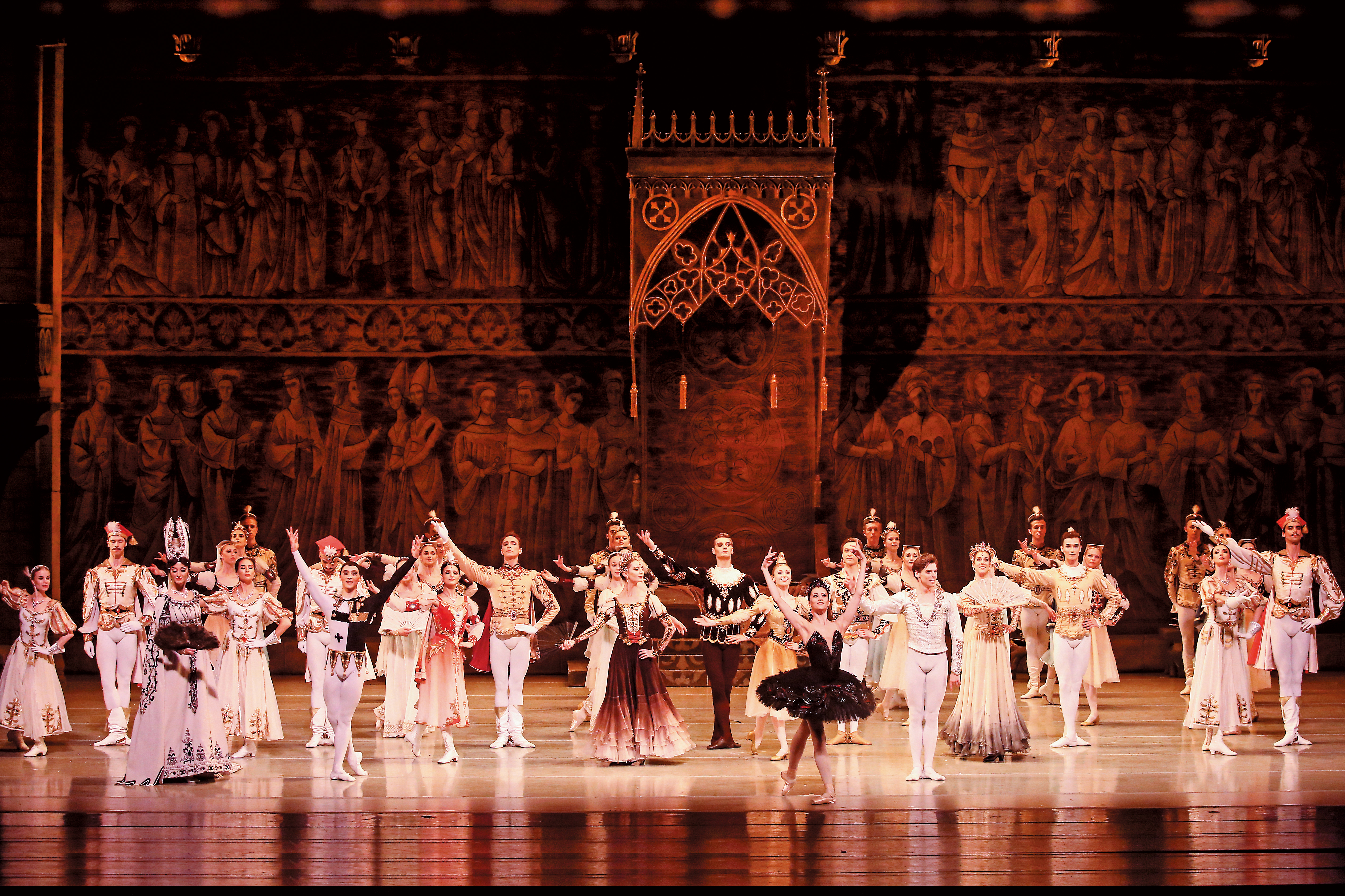 馬林斯基劇院芭蕾舞團暨交響樂團來台演出全本《天鵝湖》，舞台布景華麗精緻。（李鍾泉攝）