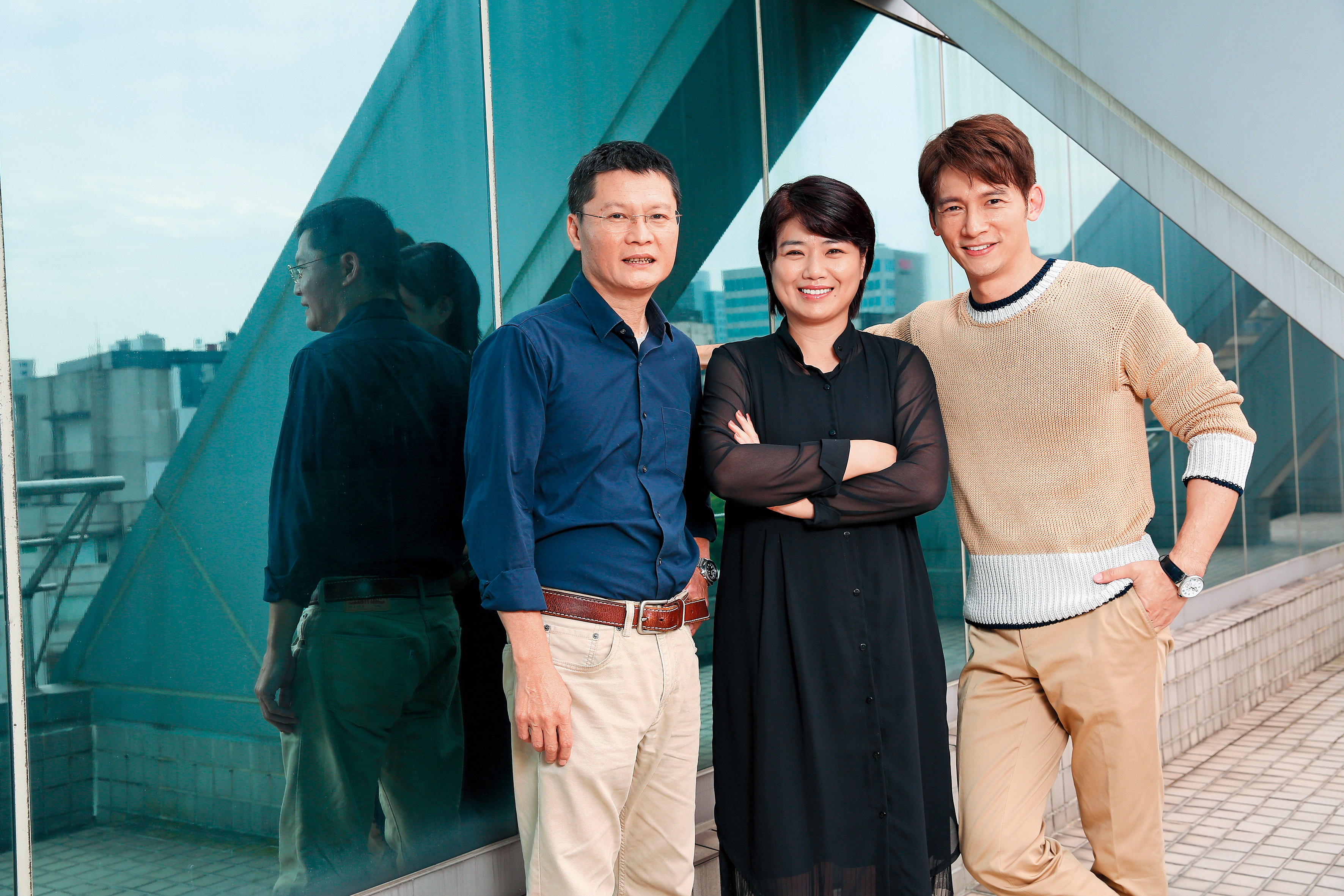 溫昇豪（右起）情義相挺，不計酬勞演出嚴藝文與陳長綸聯手執導的作品。（溫昇豪服裝╱BOSS提供）