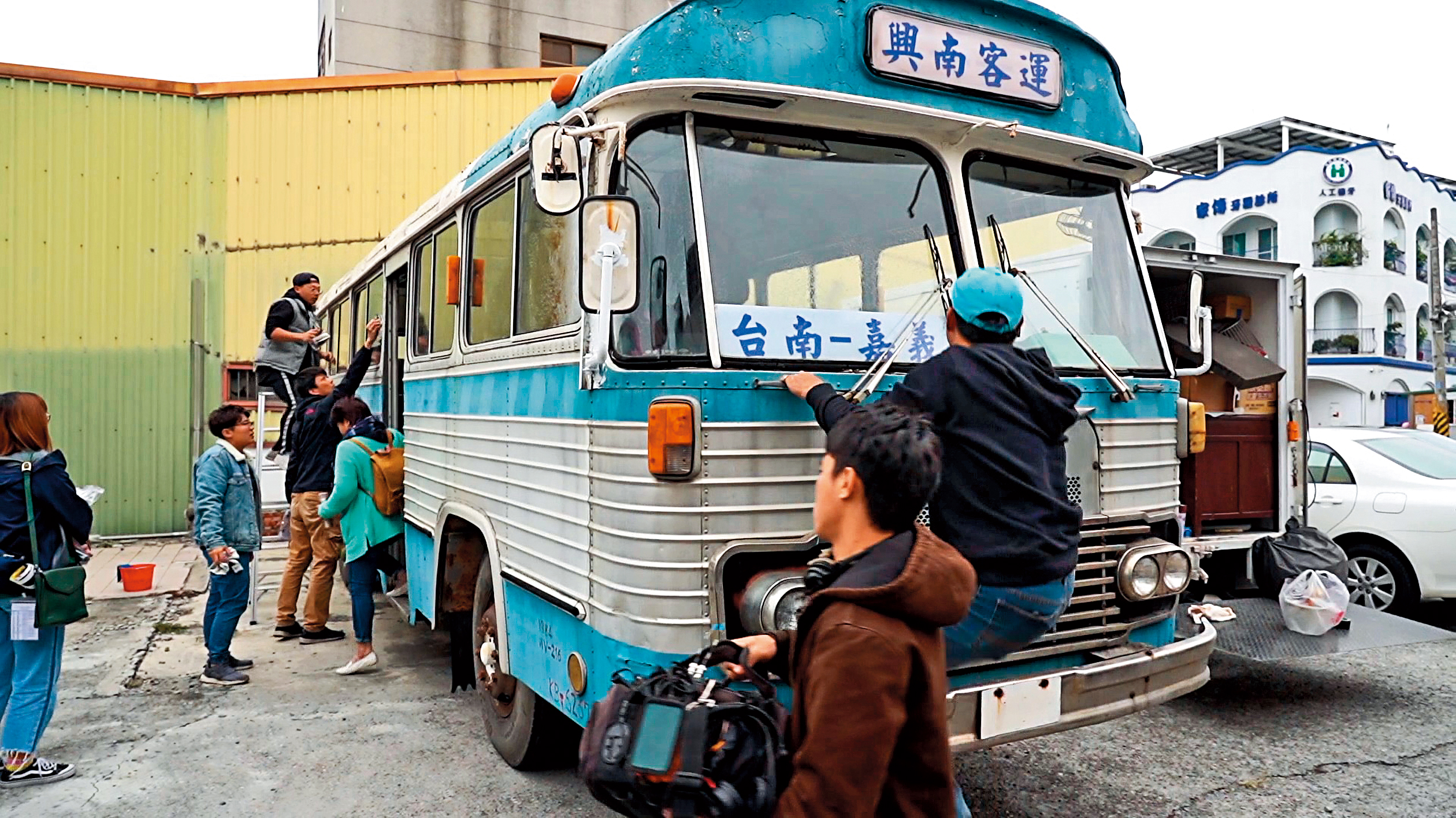 為呈現劇中的80年代,劇組找來鐵皮舊公車,避免車子老舊過熱,每拍一段時間就要休息。(百戲電影提供)