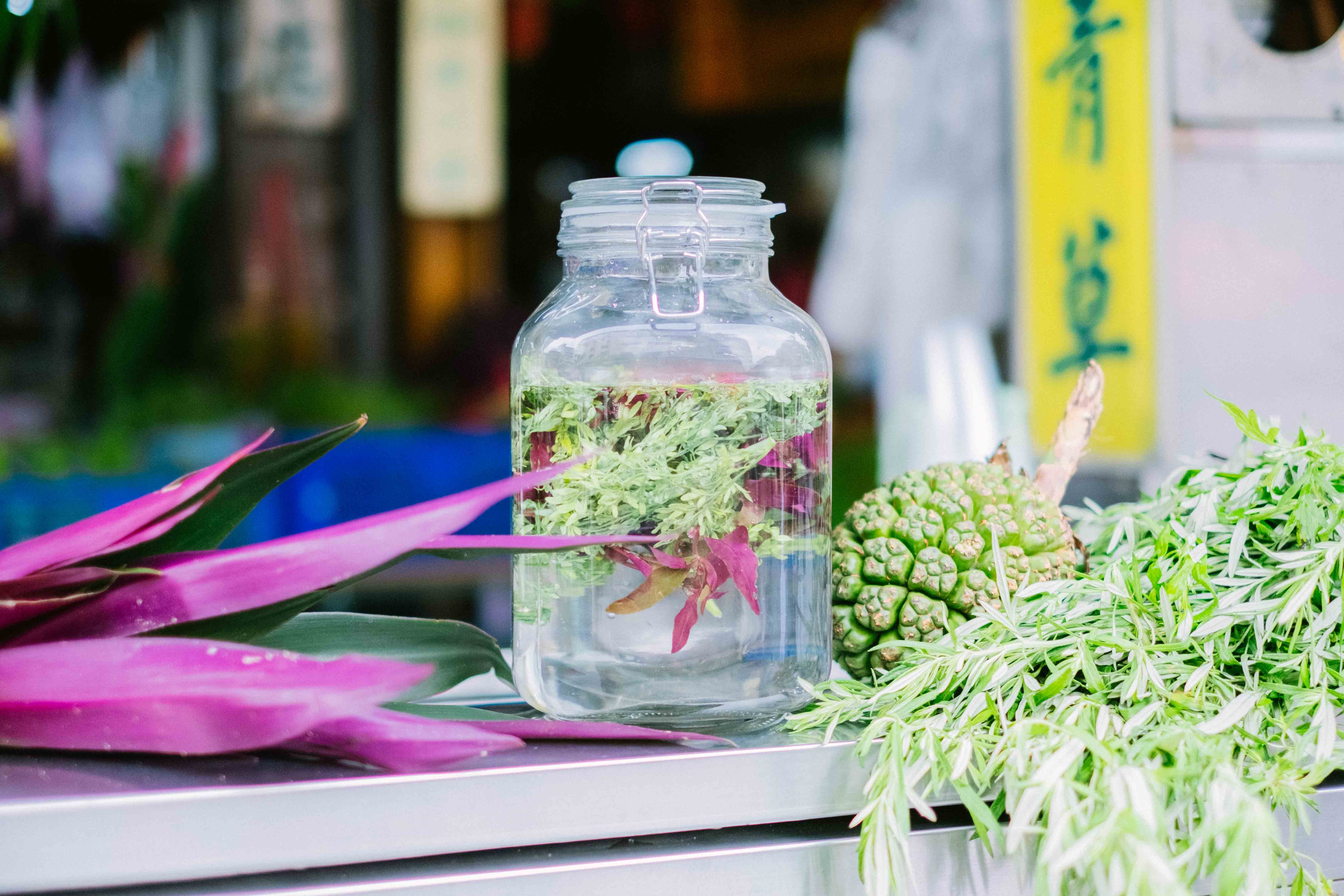 「胭脂」採用醋發酵以及輕度酒精發酵的手法來製作青草氣泡飲。(圖片提供:發現故事)